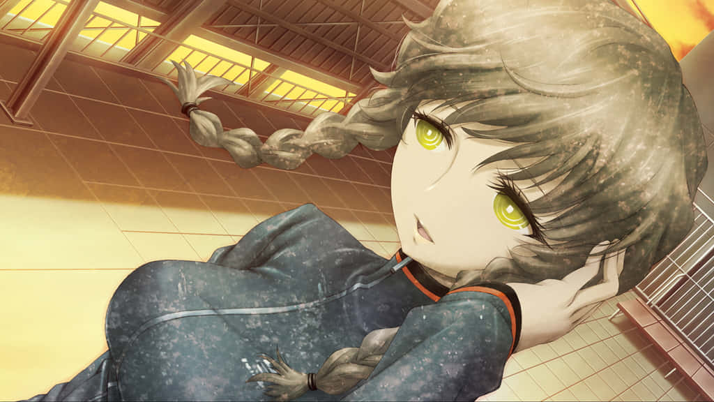 Suzuha Amane 桌布 壁紙 — 一位年輕的動漫女孩，擁有綠色眼睛和辮子頭髮，在溫暖照明的體育館內將頭靠在手上休息。