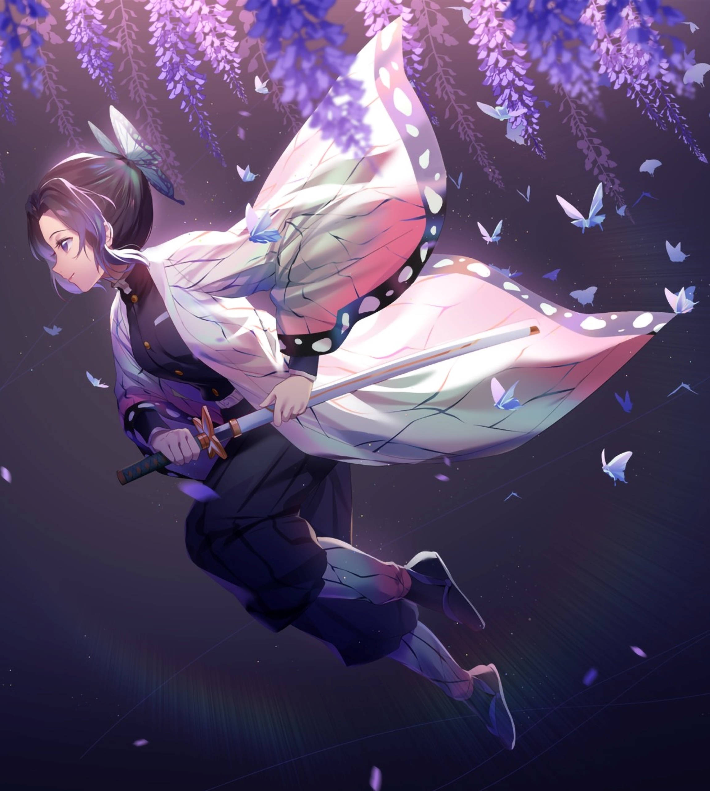 Shinobu Kocho 桌布 壁紙 — 一位年輕的動漫女孩，擁有蝴蝶翅膀和劍，在飄落的蝴蝶伴隨下，跳躍在紫色紫藤花瀑之下。