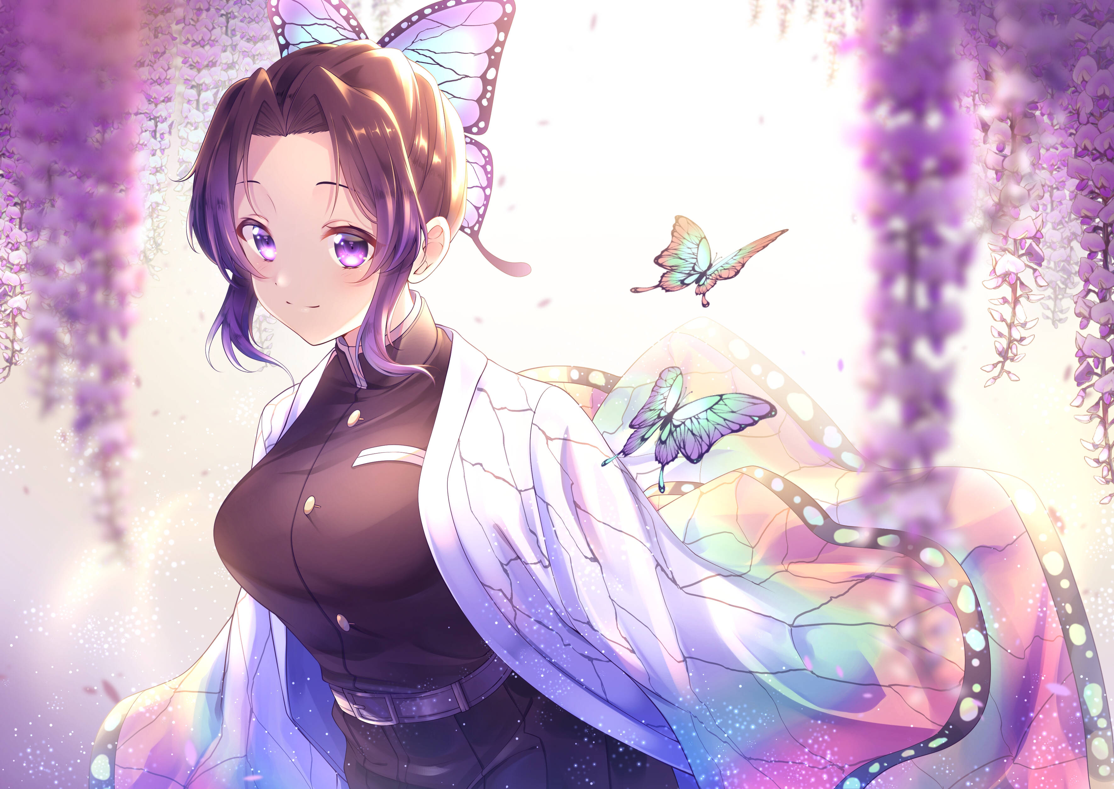 Shinobu 桌布 壁紙 — 一位年輕的動漫女孩，擁有蝴蝶翅膀和紫色頭髮，站在垂落的紫藤花下，蝴蝶在她周圍飛舞。