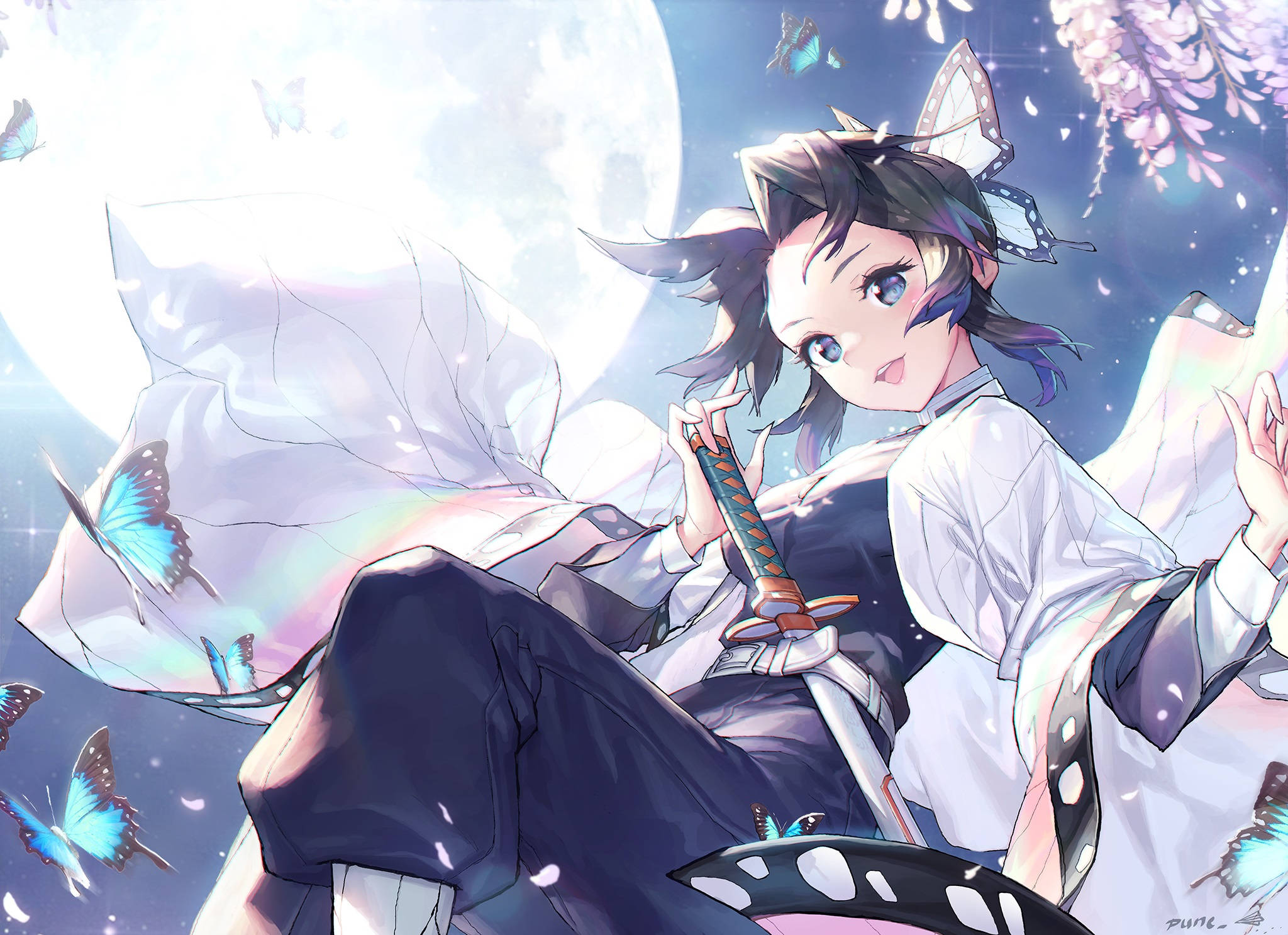 Shinobu Kocho 桌布 壁紙 — 一位年輕的動漫女孩，擁有蝴蝶翅膀和一把劍，在閃耀的滿月下微笑，周圍環繞著藍色蝴蝶。