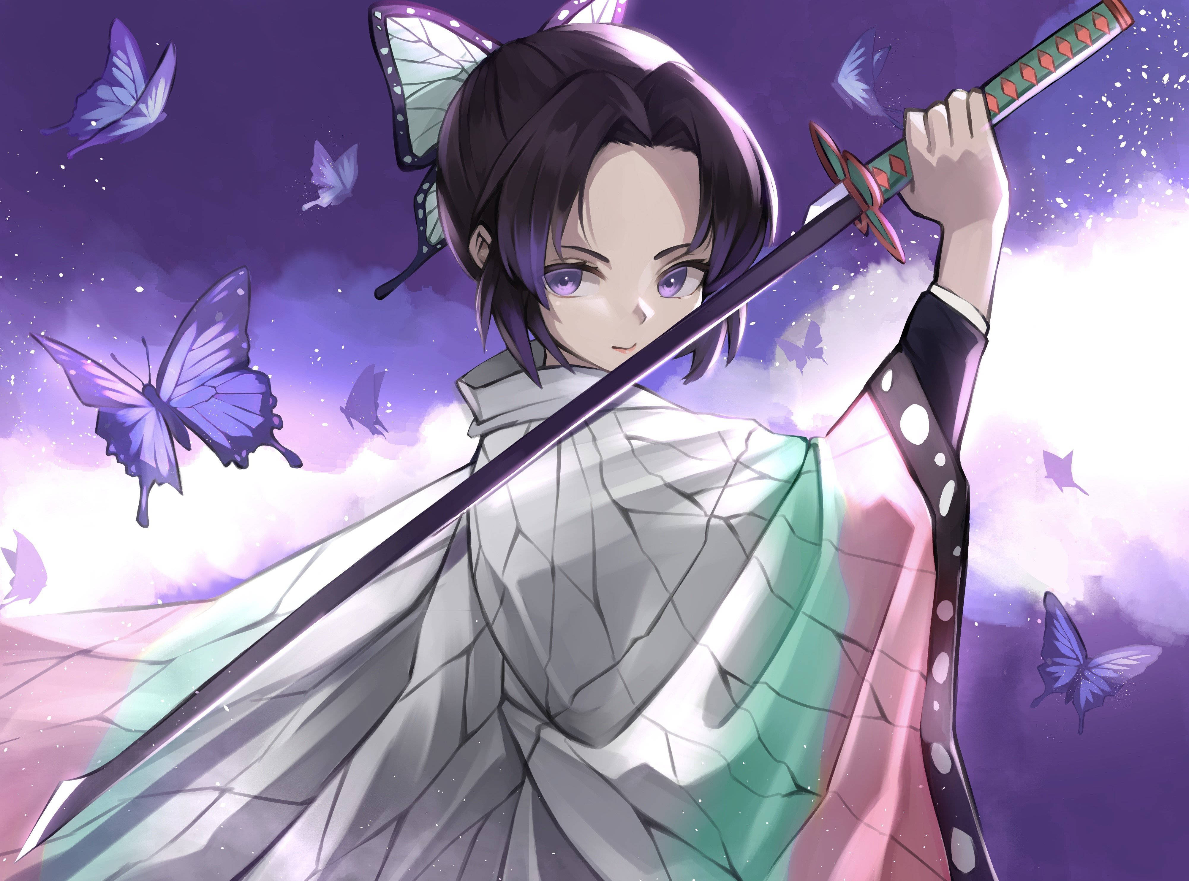 Samurai Art 桌布 壁紙 — 一位年輕的動漫女孩，擁有蝴蝶翅膀和紫色眼睛，在充滿飄舞蝴蝶的夢幻紫色天空中握著一把武士刀。