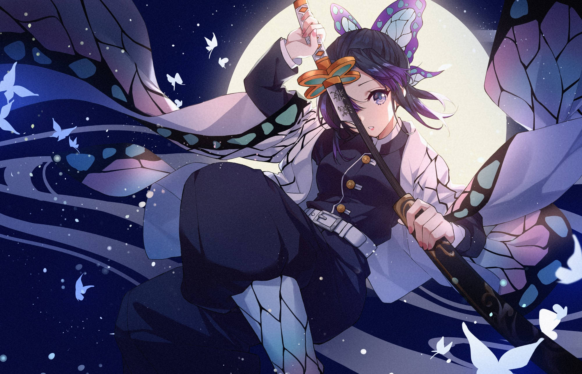 Shinobu Kocho 桌布 壁紙 — 一位年輕的動漫女孩，擁有蝴蝶翅膀和紫色頭髮，在月光照耀的夜空中舉劍，周圍滿是發光的蝴蝶。