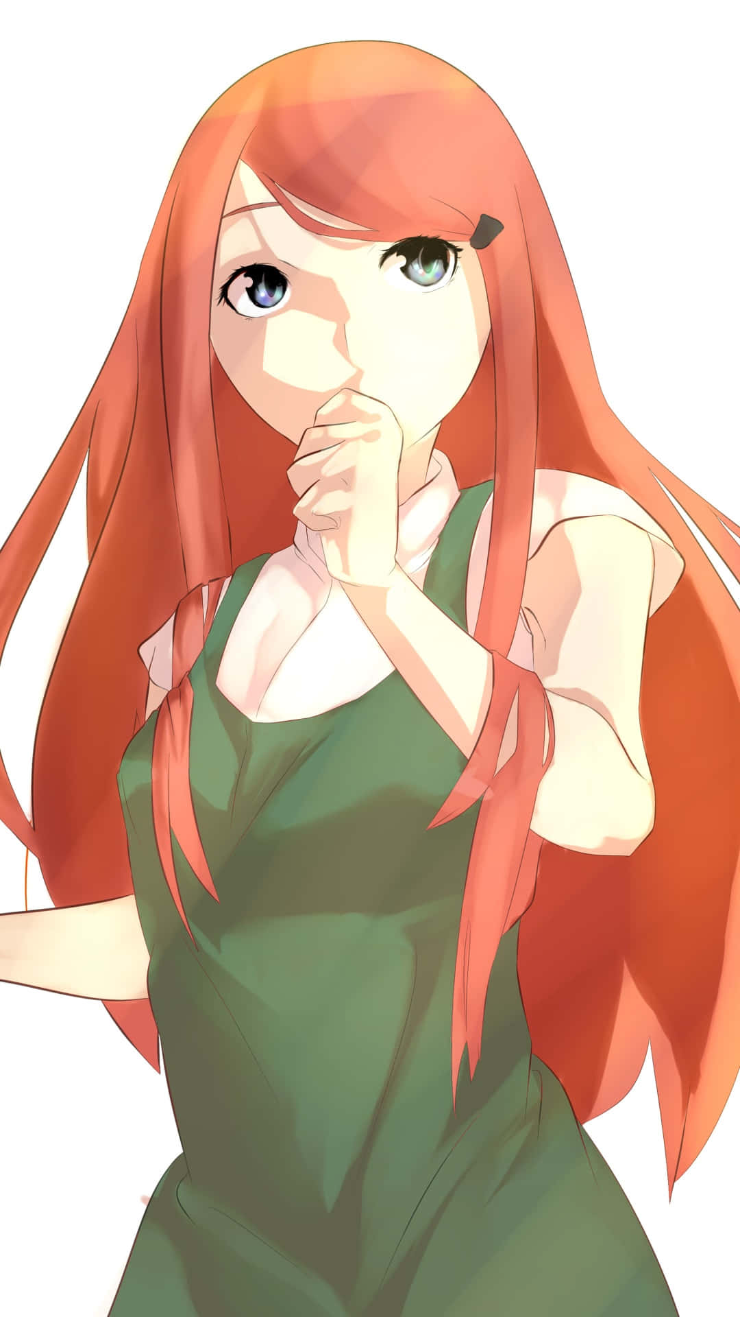 Kushina Uzumaki 桌布 壁紙 — 一位年輕的動漫女孩，擁有長長的橙色頭髮和綠色眼睛，穿著綠色連衣裙，用手捂住嘴巴。