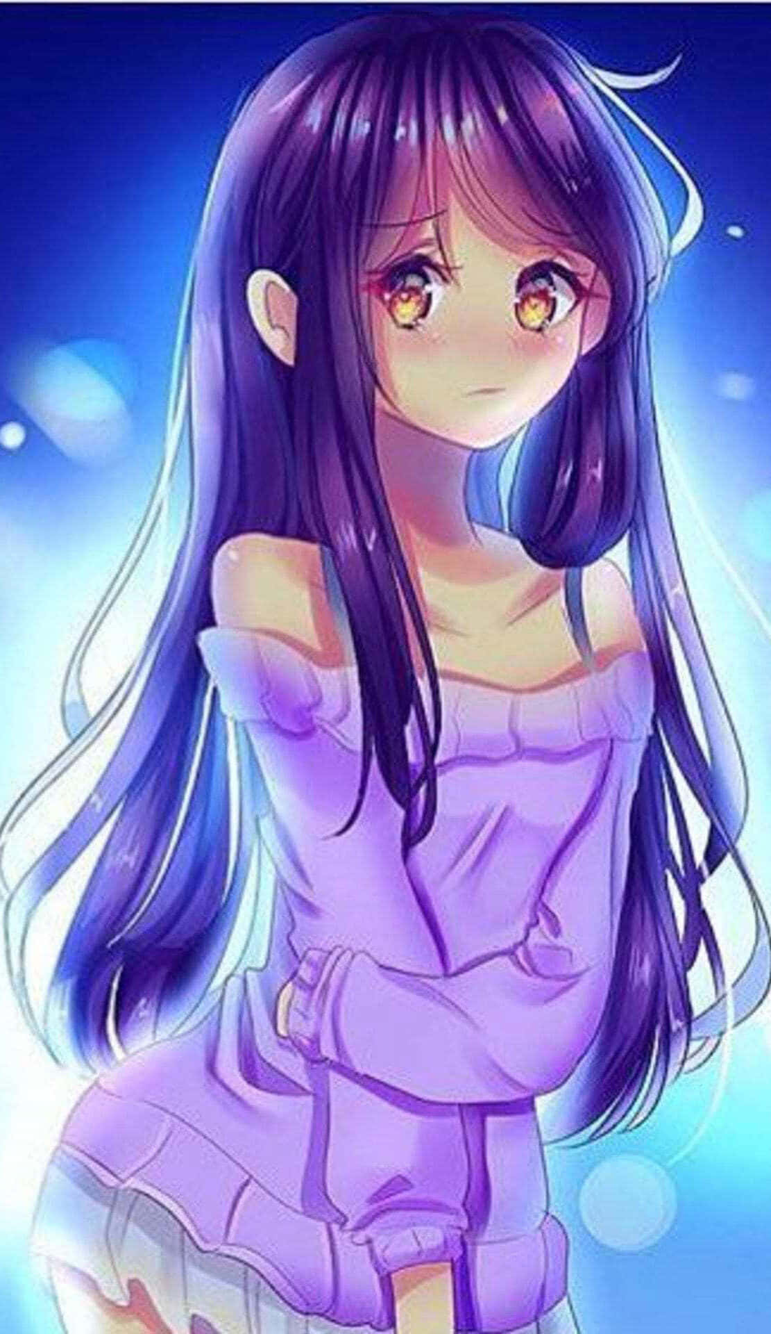 Aphmau 桌布 壁紙 — 一位年輕的動漫女孩，擁有長長的紫色頭髮和發光的琥珀色眼睛，穿著紫色露肩上衣，背景是充滿活力的藍色散景。