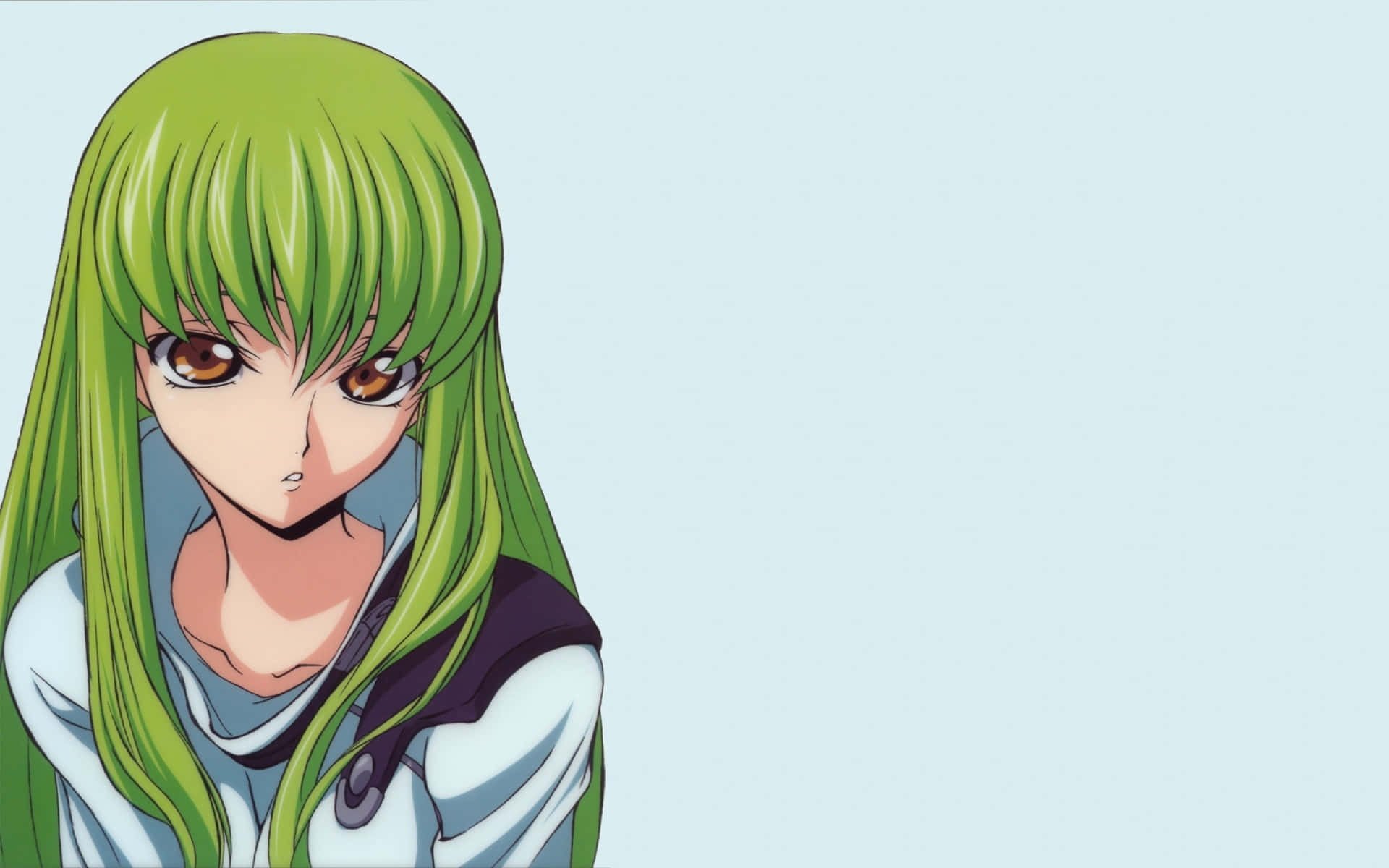 Code Geass C.c. 桌布 壁紙 — 一位年輕的動漫女孩，擁有長長的鮮綠色頭髮和琥珀色的眼睛，在柔和的淺藍色背景前凝視前方。