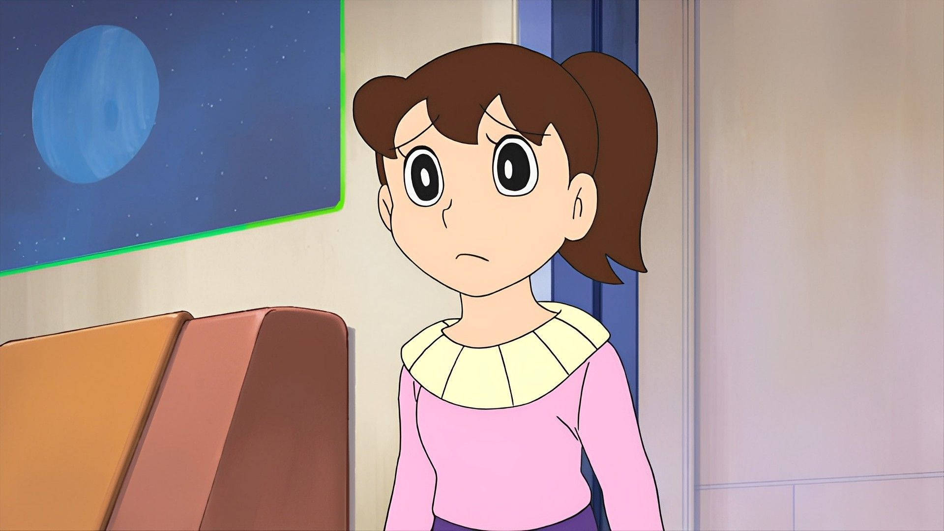 anime sad 桌布 壁紙 — 一位年輕的動漫女孩，棕色雙馬尾，身穿粉紅色上衣，站在室內，在沙發和星星牆飾旁邊顯得憂心忡忡。