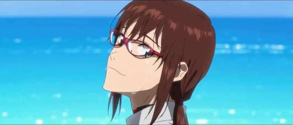 Yui Ikari 桌布 壁紙 — 一位年輕的動漫女孩，棕色頭髮，戴著紅色眼鏡，在明亮的藍色海洋背景下向上凝視。