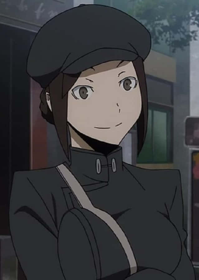 Erika Karisawa 桌布 壁紙 — 一位年輕的動漫女孩，棕色頭髮，戴著黑色貝雷帽，穿著深色外套，肩上掛著白色肩帶包，溫柔地微笑。