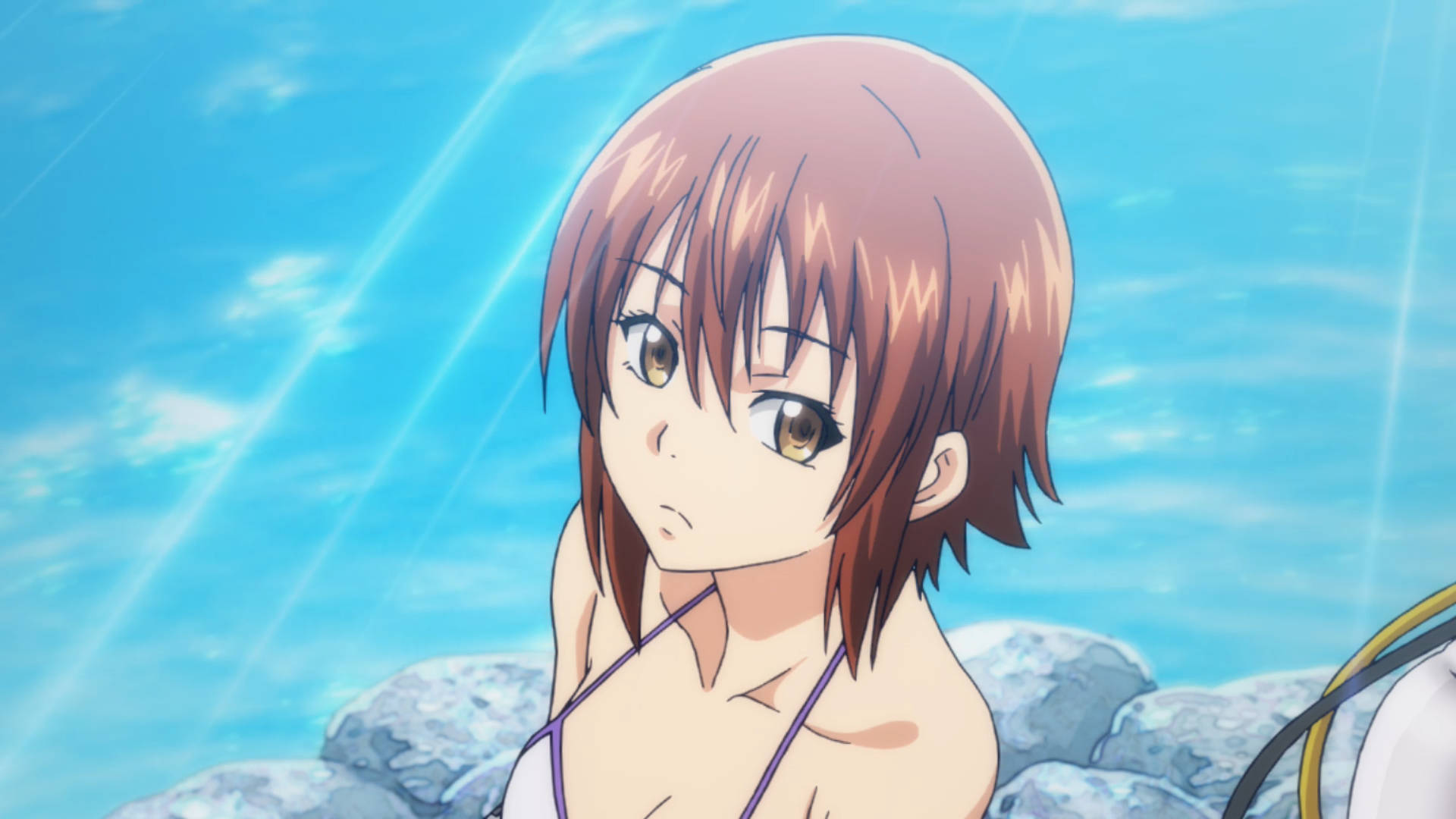Grand Blue 桌布 壁紙 — 一位年輕的動漫女孩，棕色頭髮和金色眼睛，仰望明亮的藍天，有陽光和岩石前景。