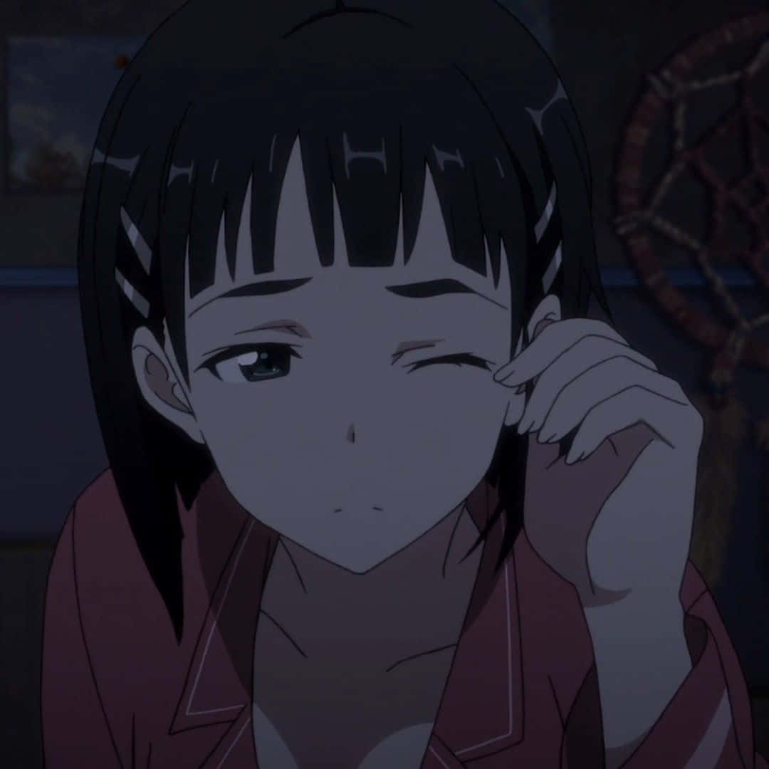 Suguha Kirigaya 桌布 壁紙 — 一位年輕的動漫女孩，深色頭髮，在昏暗的房間裡頑皮地眨眼，同時觸摸耳朵。