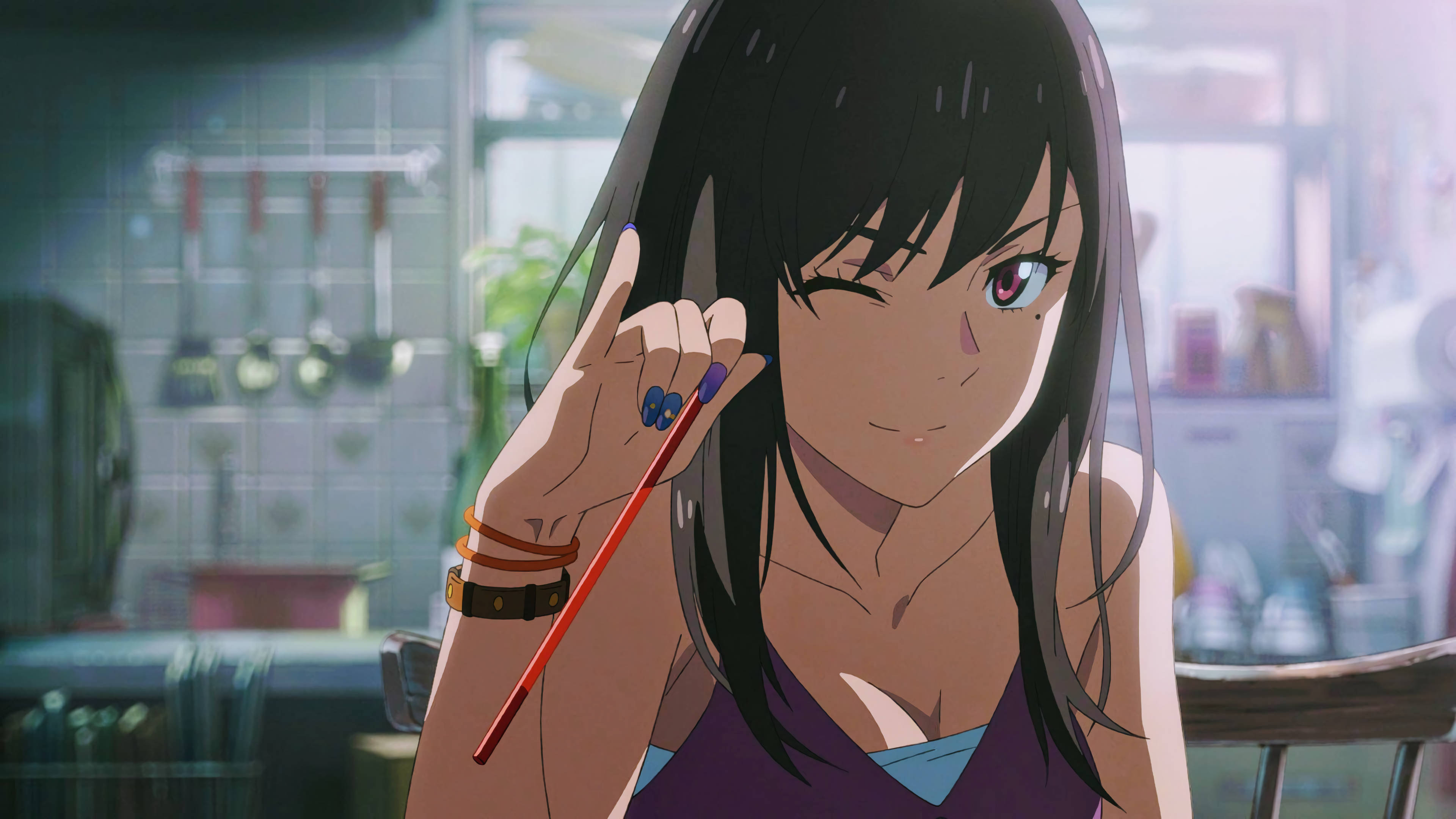 Weathering With You 桌布 壁紙 — 一位年輕的動漫女孩，深色頭髮，在陽光明媚的廚房裡拿著紅色鉛筆眨眼。