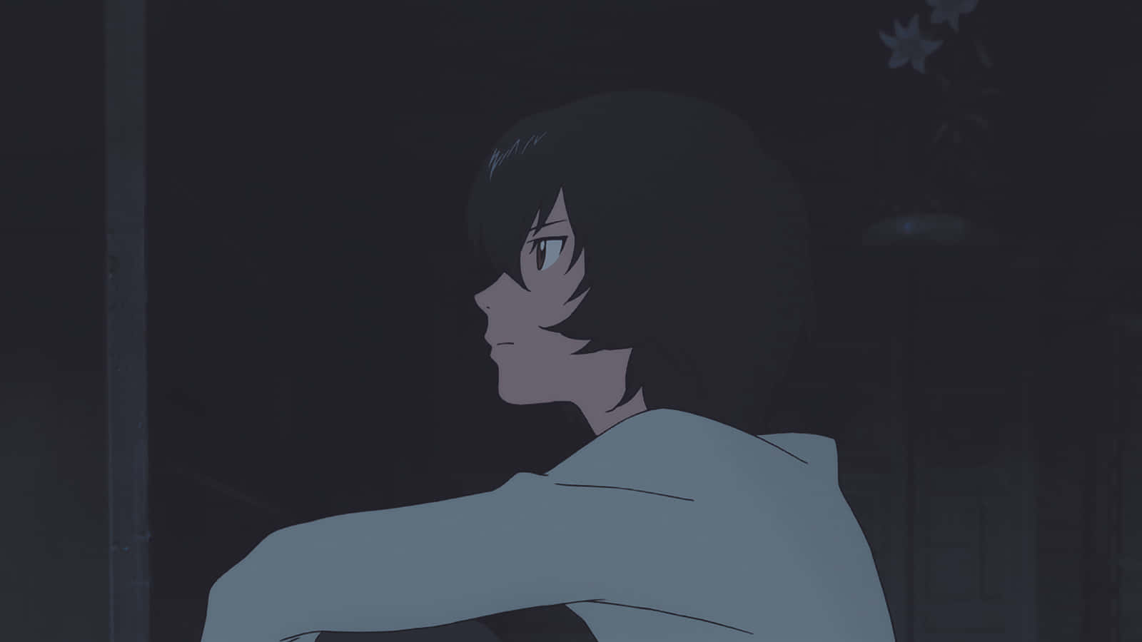 Wolf Children 桌布 壁紙 — 一位年輕的動漫女孩，深色頭髮，坐在昏暗的夜光中，若有所思地凝視遠方。