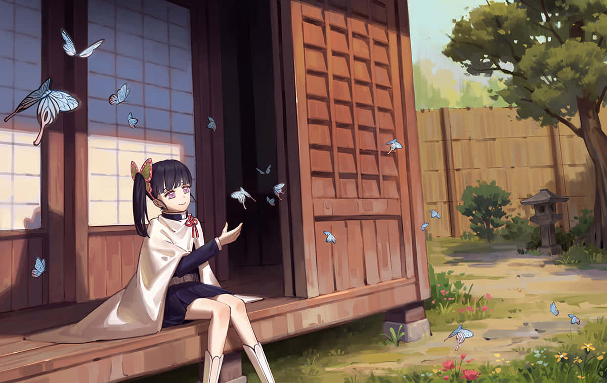 Demon Slayer Kanao 桌布 壁紙 — 一位年輕的動漫女孩，深色頭髮，坐在木質門廊上，蝴蝶在陽光普照的花園中圍繞她飛舞。