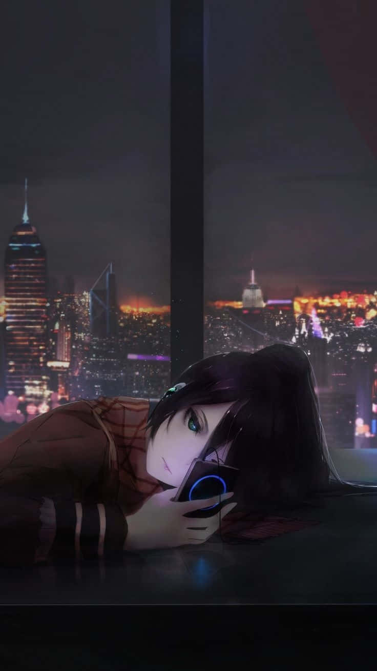 Anime Girl Aesthetic 桌布 壁紙 — 一位年輕的動漫女孩，深色頭髮，將頭靠在窗台上，凝視著發光的智慧型手機，背後是夜晚閃爍的繁華城市天際線。