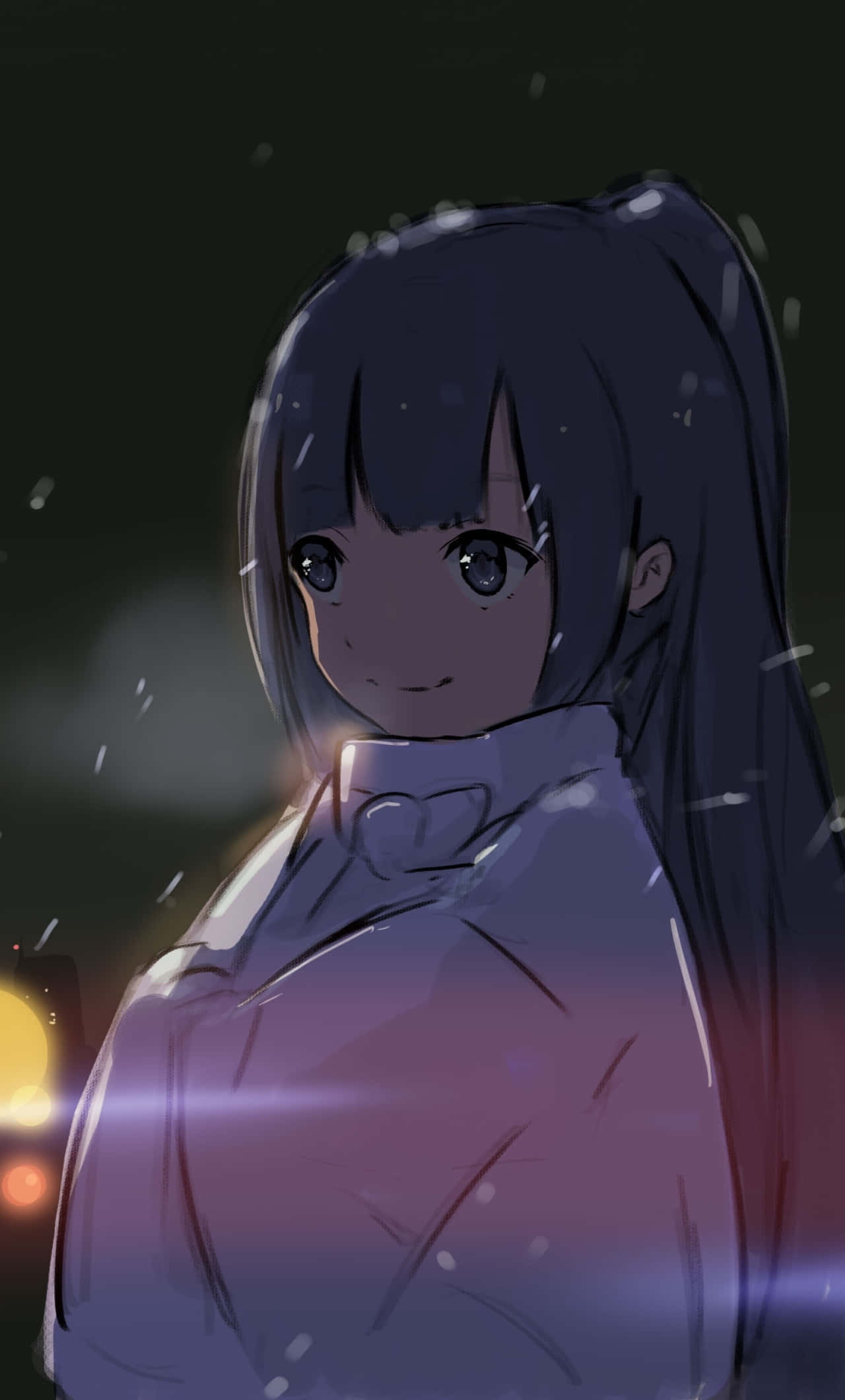 動漫女孩 桌布 壁紙 — 一位年輕的動漫女孩，深色頭髮，溫柔微笑，站在飄落的雪中，溫暖的路燈光芒照耀著她。
