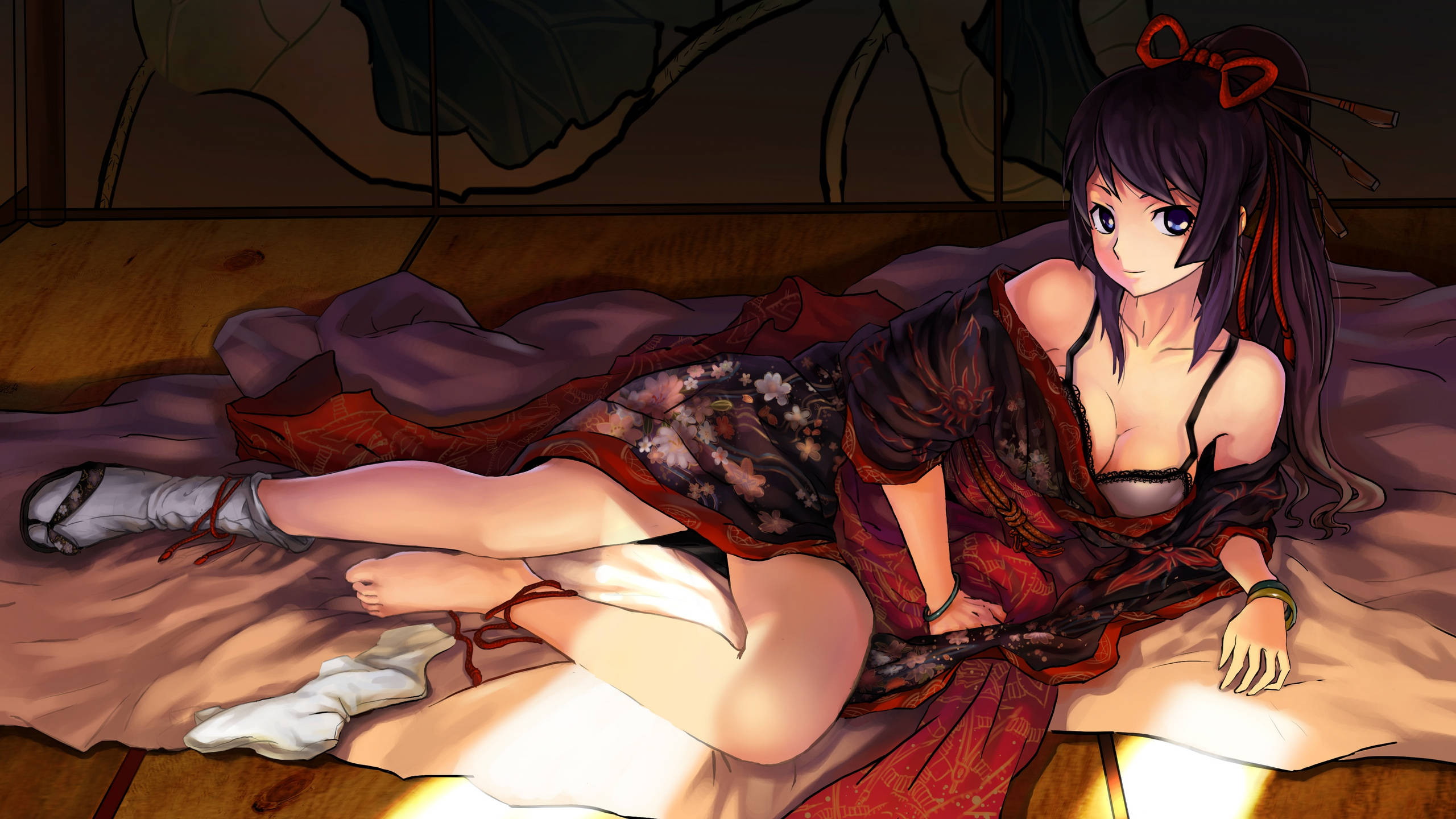 Monogatari 桌布 壁紙 — 一位年輕的動漫女孩，深色頭髮，紅色蝴蝶結，穿著傳統長袍，在溫暖的陽光下躺在床上午睡。
