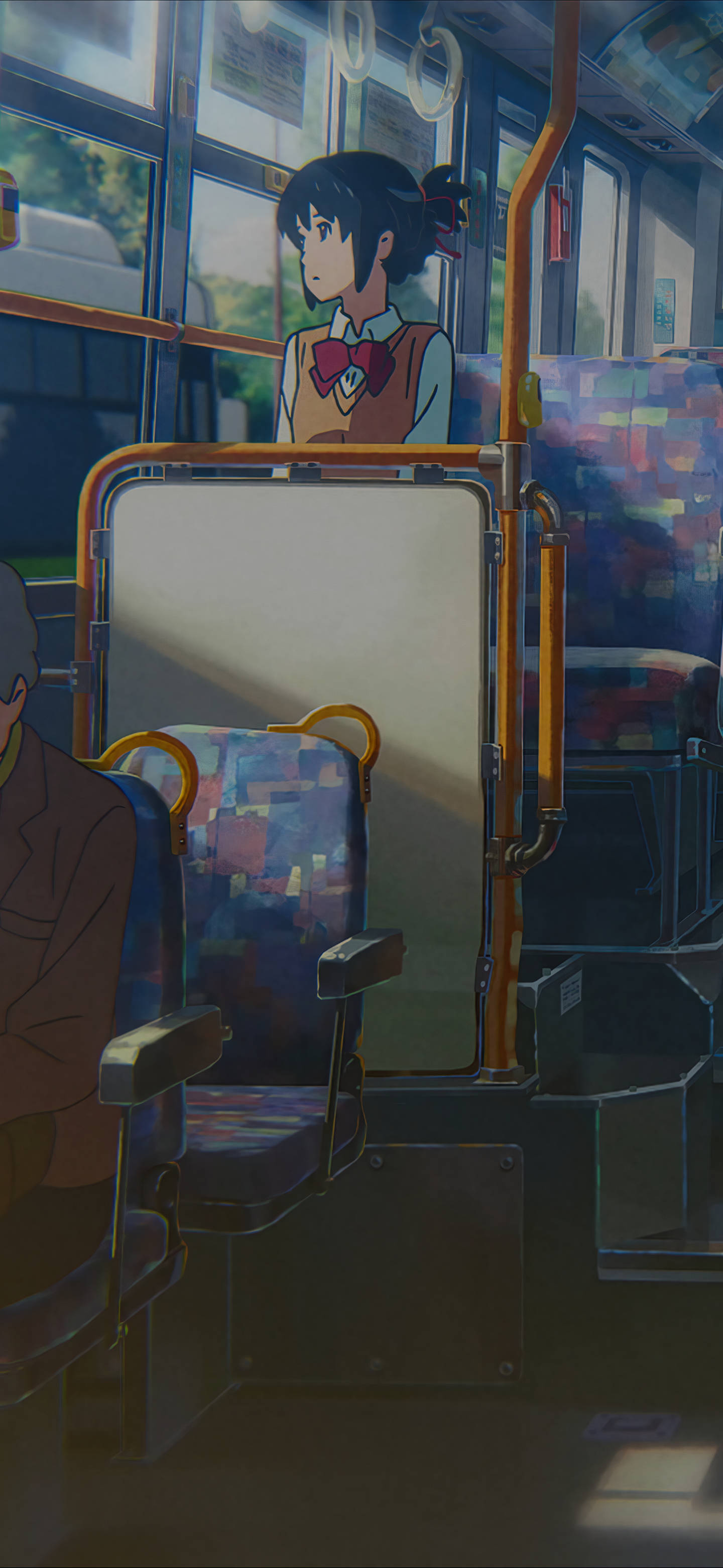 Your Name Anime 桌布 壁紙 — 一位年輕的動漫女孩，深色頭髮，紅色蝴蝶結，坐在陽光明媚的公車上，若有所思地望著窗外，色彩繽紛的抽象圖案在座位上舞動。