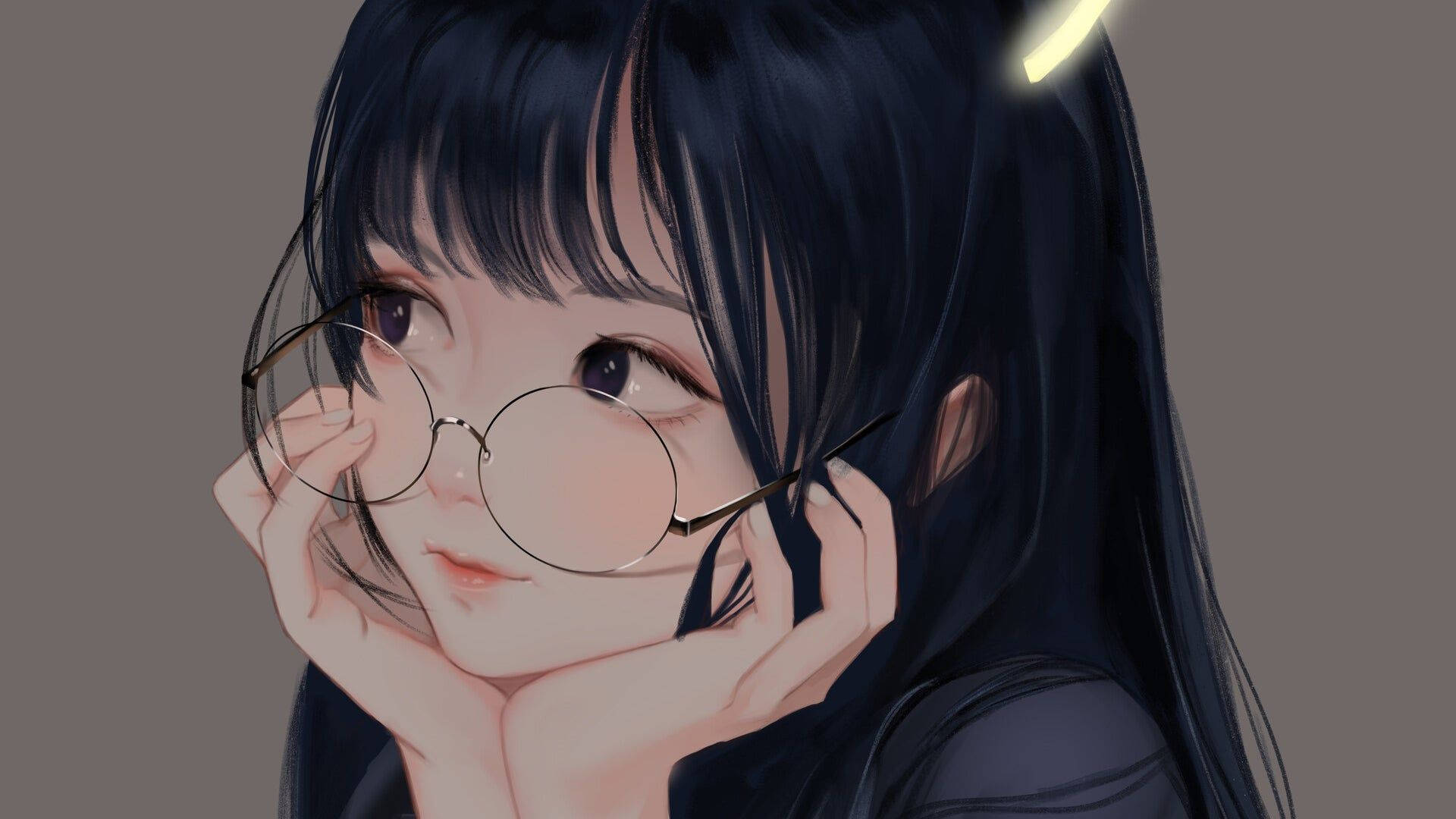 可愛動漫頭貼 桌布 壁紙 — 一位年輕的動漫女孩，深色頭髮和圓形眼鏡，輕輕地拿著眼鏡，向上凝視，表情柔和。