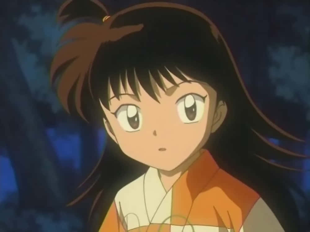 Inuyasha Rin 桌布 壁紙 — 一位年輕的動漫女孩，深色頭髮和大眼睛，在夜晚昏暗的森林中凝視前方。