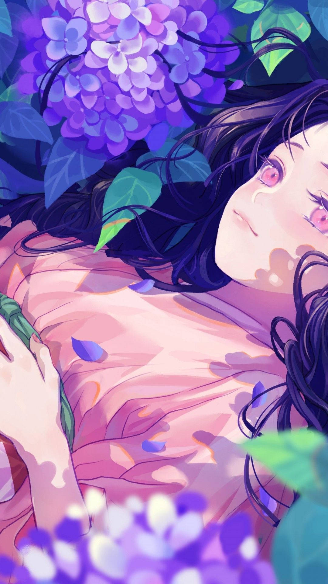 Nezuko iPhone 桌布 壁紙 — 一位年輕的動漫女孩，深色頭髮和粉紅色眼睛，在充滿活力的紫色繡球花和綠葉中安詳地休息。