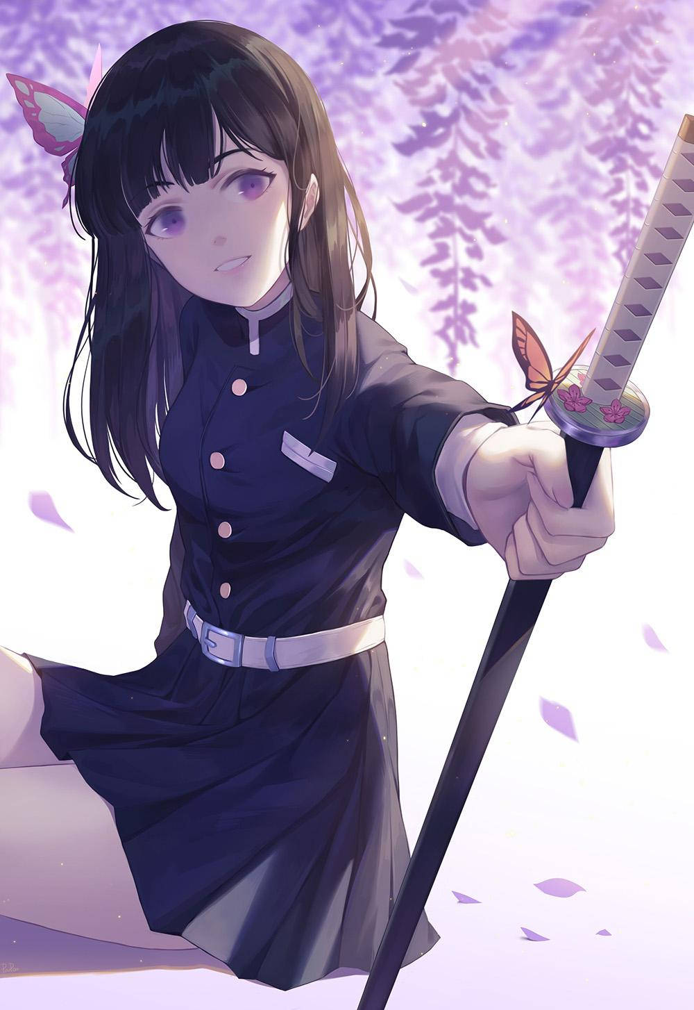 穿著深色制服的動漫女孩，在紫色紫藤下拿著帶有蝴蝶裝飾的劍。 — 鬼滅之刃 iPhone 桌布 壁紙
