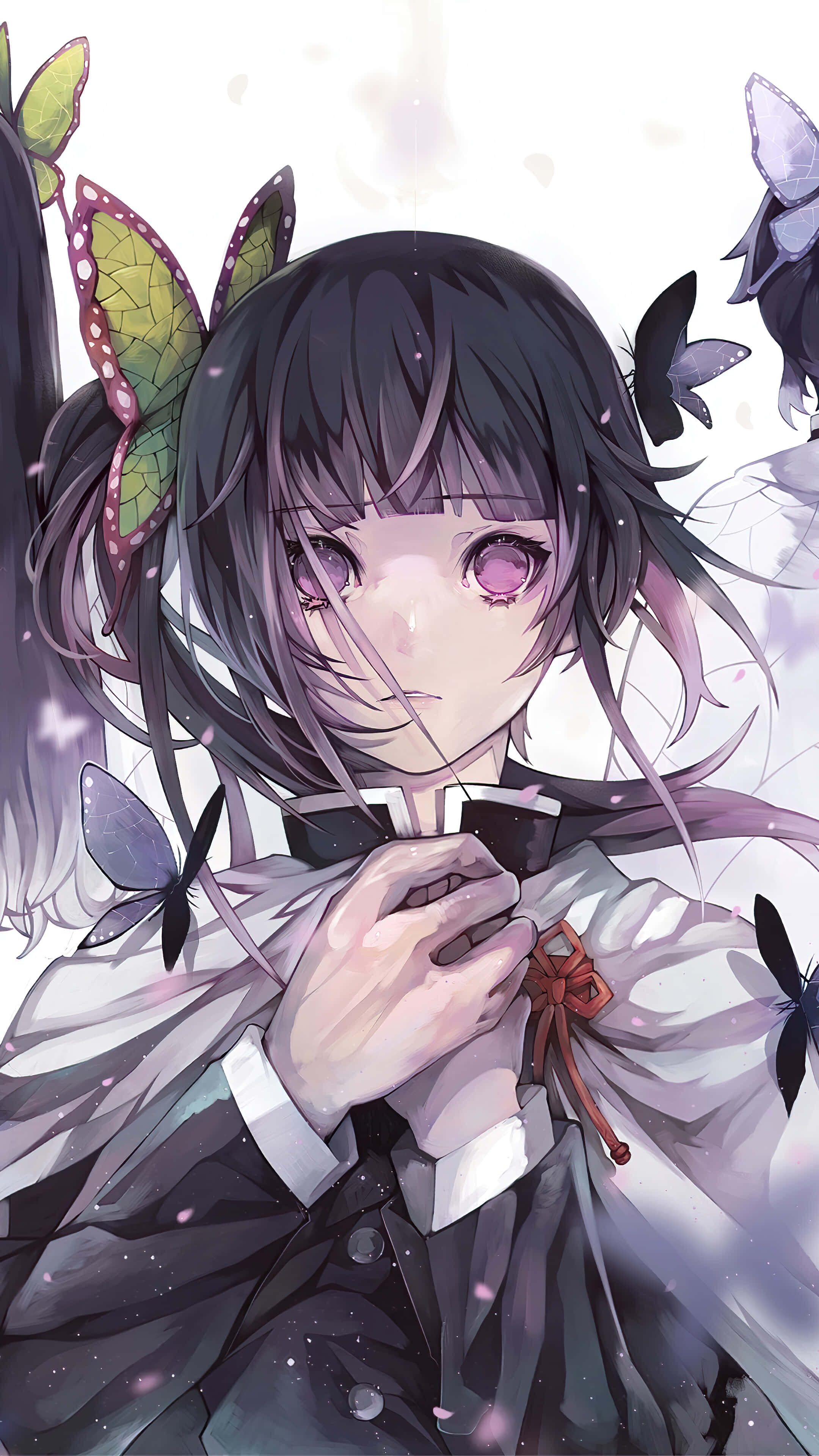 Demon Slayer Kanao 桌布 壁紙 — 一位年輕的動漫女孩，深色頭髮和紫色眼睛，穿著正式服裝，被色彩繽紛的蝴蝶包圍在柔和發光的場景中。