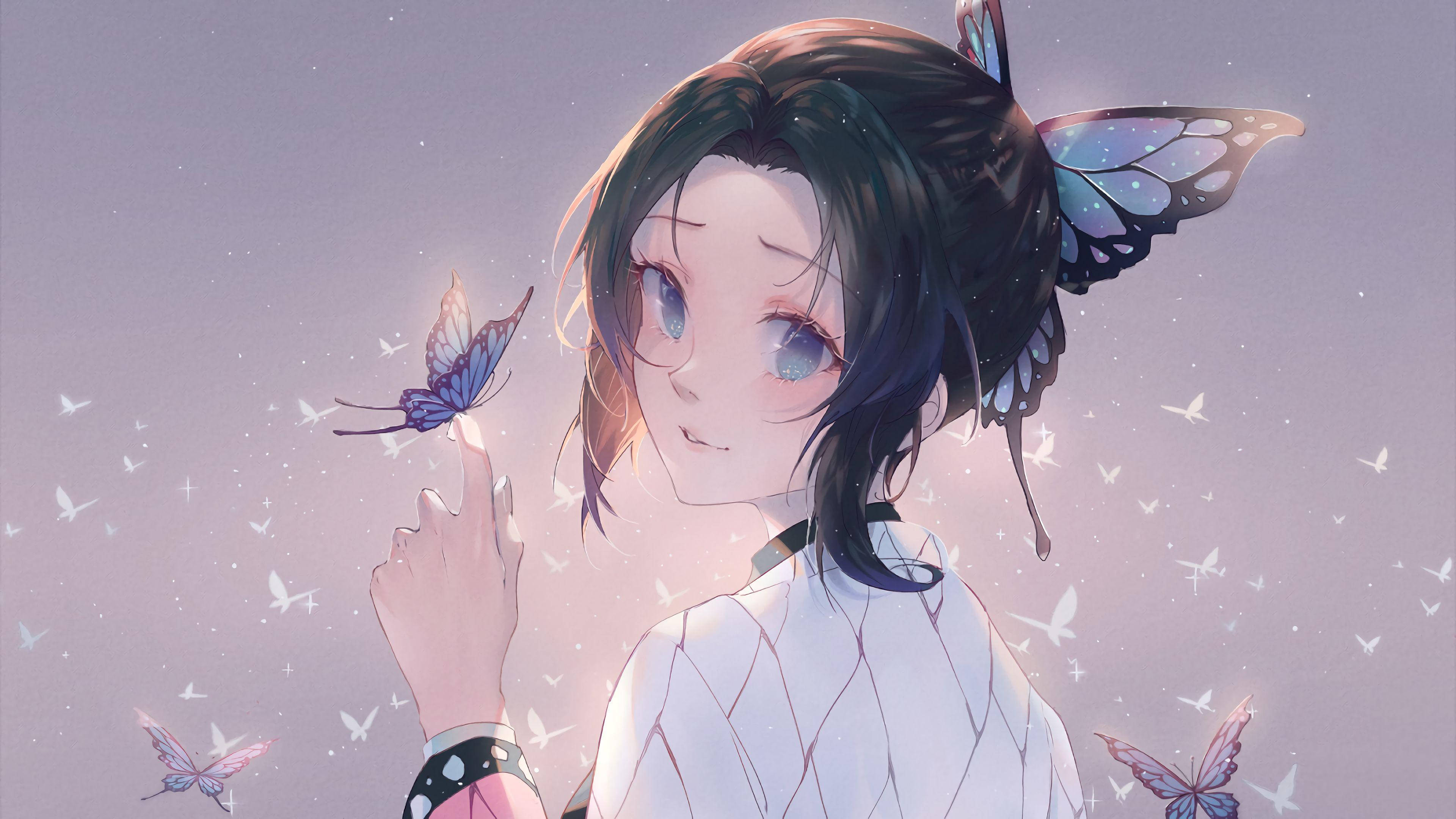 kanae kocho 桌布 壁紙 — 一位年輕的動漫女孩，深色頭髮和蝴蝶翅膀，在充滿飄浮蝴蝶的柔和紫色天空下，輕輕觸摸一隻發光的藍色蝴蝶。