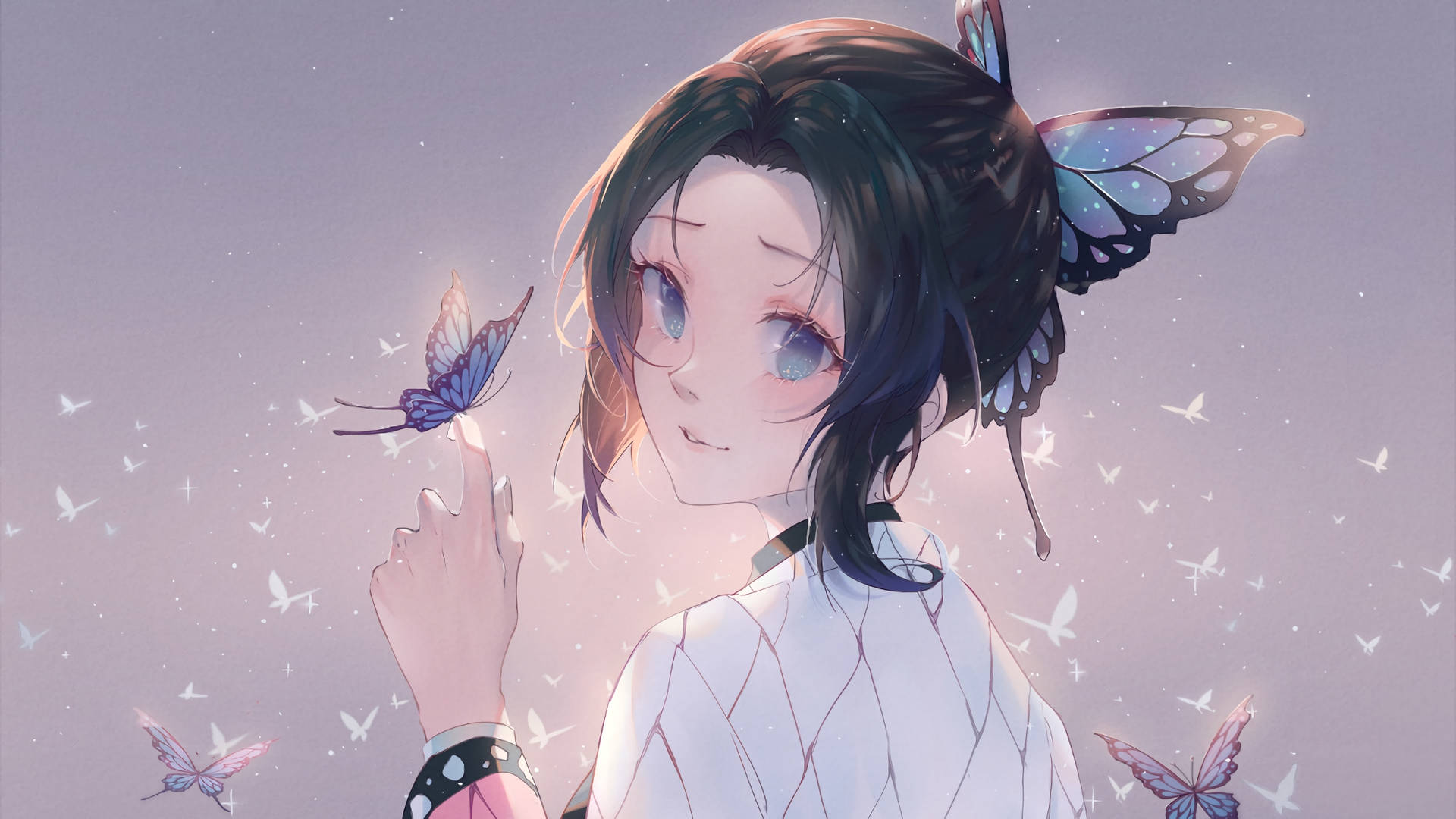動漫女孩，擁有蝴蝶翅膀和發光的蝴蝶，在夢幻般的紫色天空中。 — 1920x1080 4K 壁紙