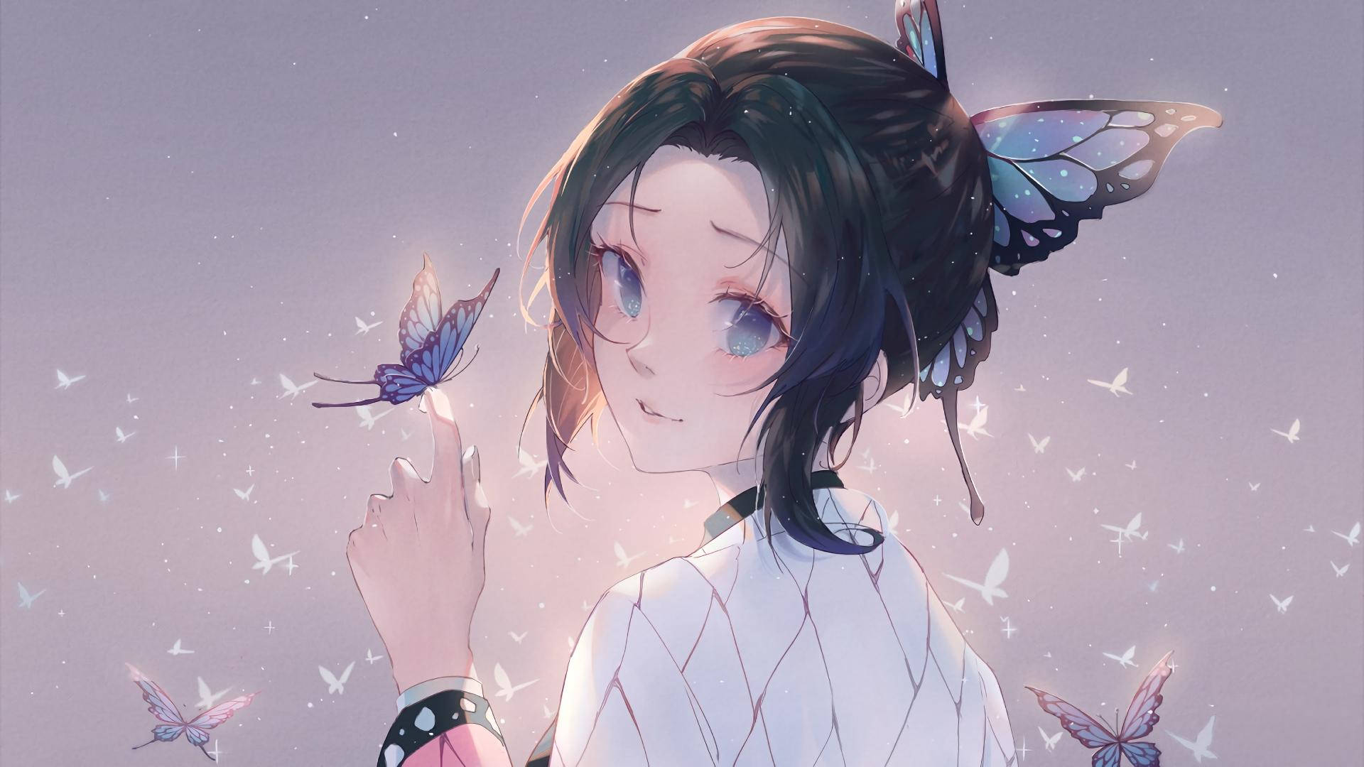 Anime Pc 桌布 壁紙 — 一位年輕的動漫女孩，深色頭髮和蝴蝶翅膀，在充滿飄浮蝴蝶的柔和紫色天空中輕輕觸摸一隻發光的藍色蝴蝶。