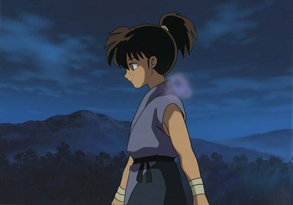 Kohaku 桌布 壁紙 — 一位年輕的動漫女孩，深色頭髮紮成馬尾，側面站立在深藍色夜空前，遠方有山脈和樹木。