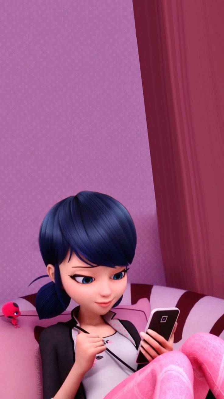 Marinette 桌布 壁紙 — 一位年輕的動漫女孩，深藍色頭髮，坐在粉紅色沙發上，拿著手機，附近有一隻紅色小生物棲息。