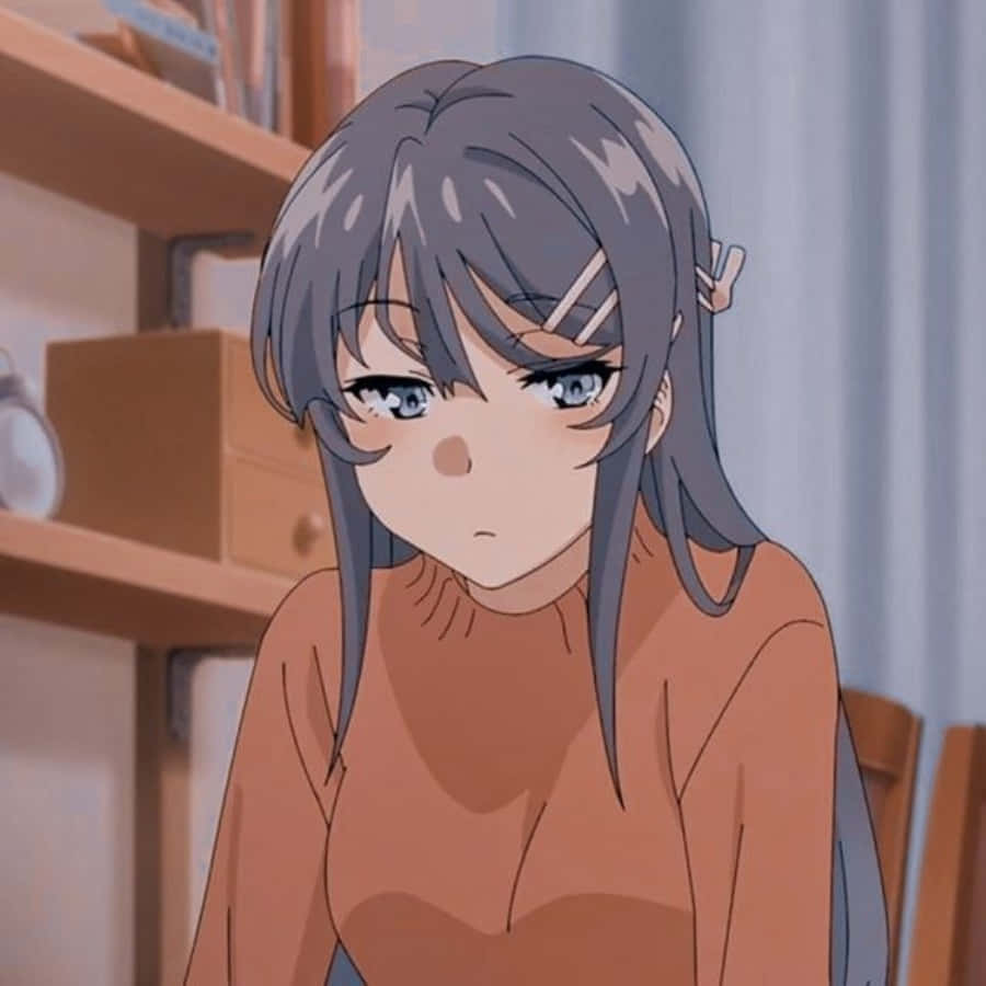 Aesthetic Anime Profile 桌布 壁紙 — 一位年輕的動漫女孩，灰色頭髮和藍色眼睛，在溫暖的燈光下低頭沉思。