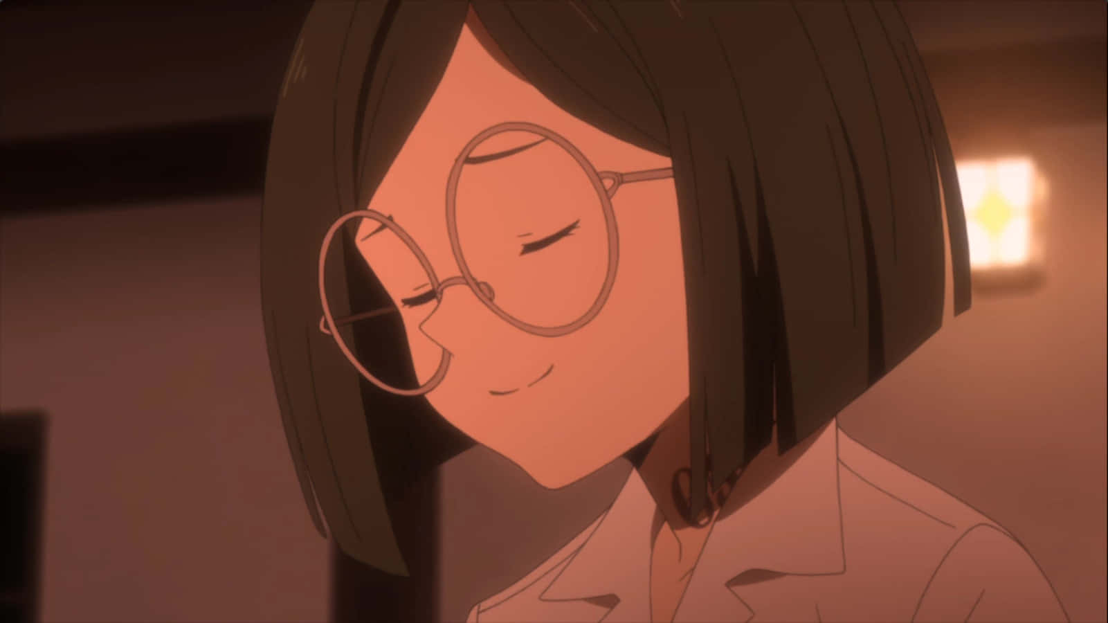 The Promised Neverland Gilda 桌布 壁紙 — 一位年輕的動漫女孩，留著短黑髮，戴著圓框眼鏡，在溫暖的室內燈光下溫柔地微笑。