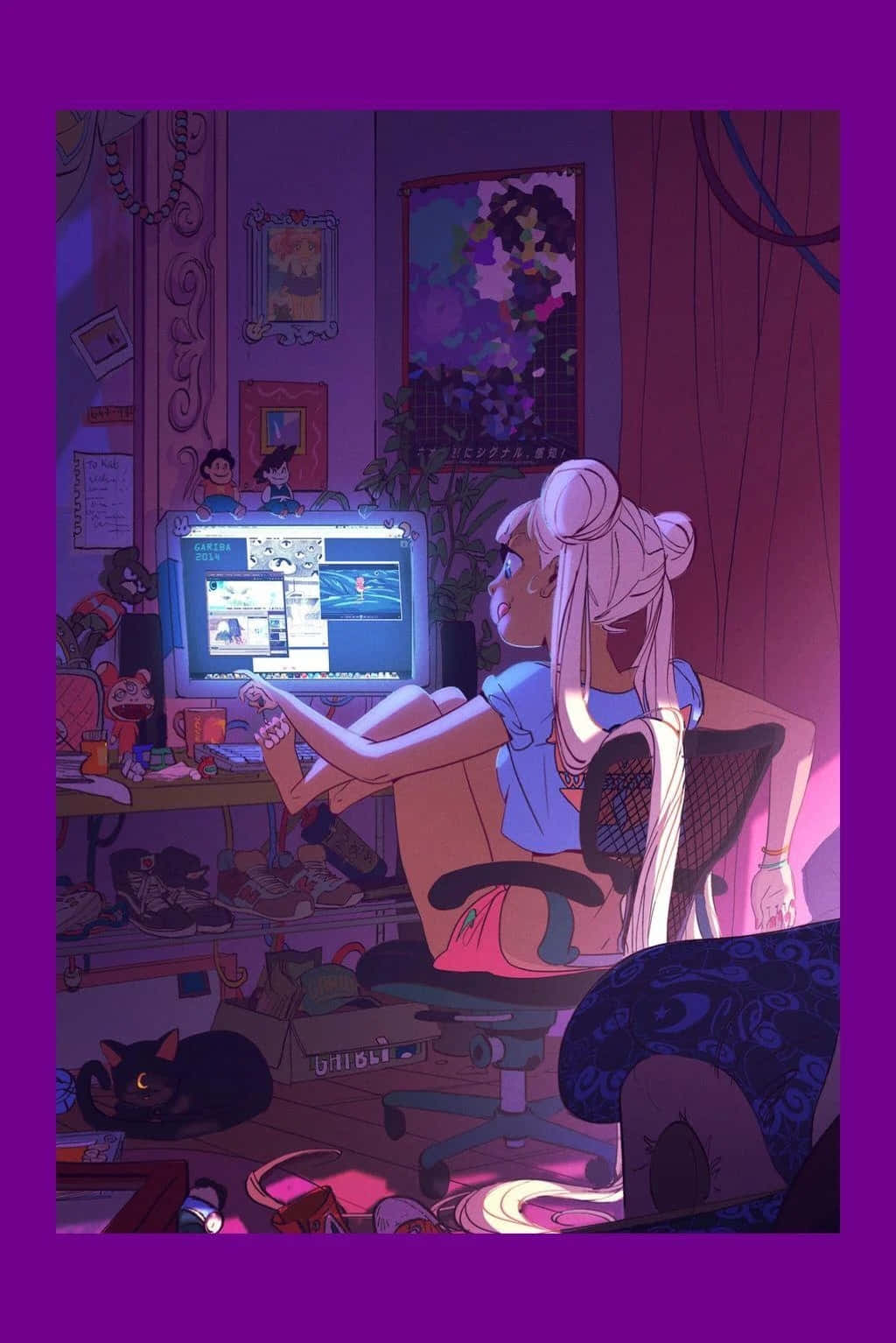Kawaii Room 桌布 壁紙 — 一位年輕的動漫女孩，粉紅色頭髮，坐在一個雜亂的房間裡，房間沐浴在紫色光線中，專注於發光的電腦螢幕，而一隻黑貓在附近睡覺。