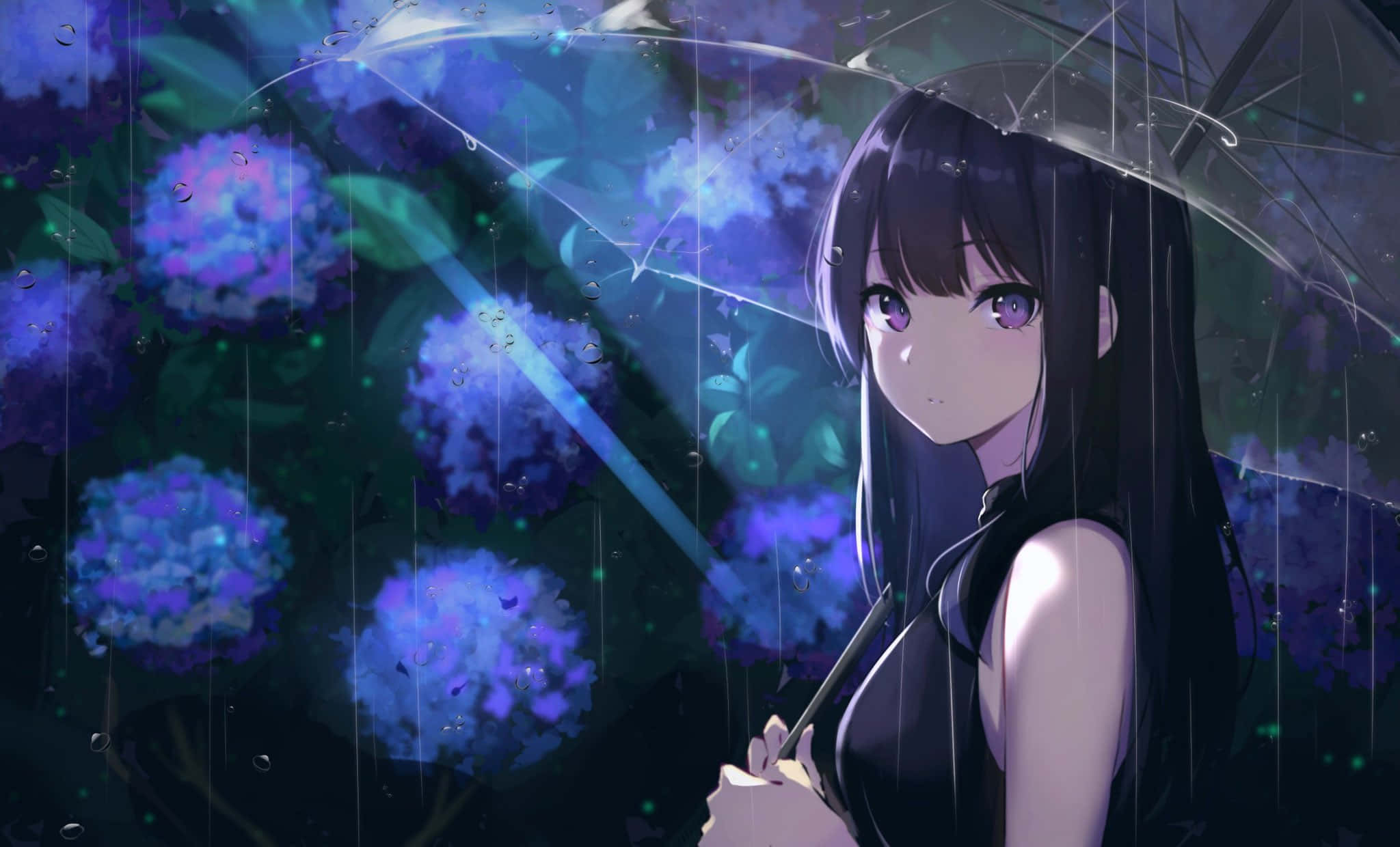 Animated 桌布 壁紙 — 一位年輕的動漫女孩，紫色眼睛，在雨中拿著透明雨傘，周圍是黑暗花園中發光的藍色繡球花。