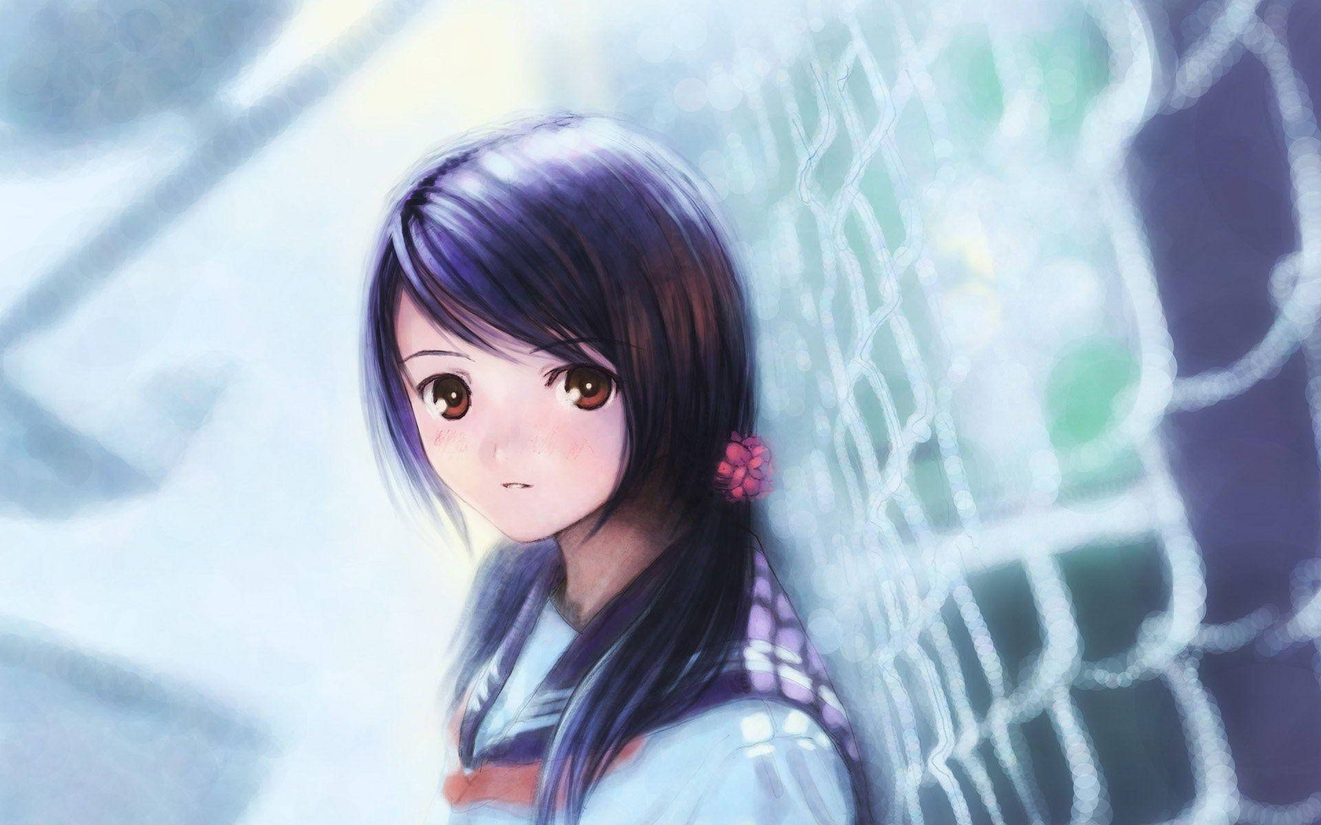 Girly Cartoon 桌布 壁紙 — 一位年輕的動漫女孩，紫色頭髮，戴著粉紅色花朵髮夾，靠在鐵絲網圍欄上，光線柔和夢幻。
