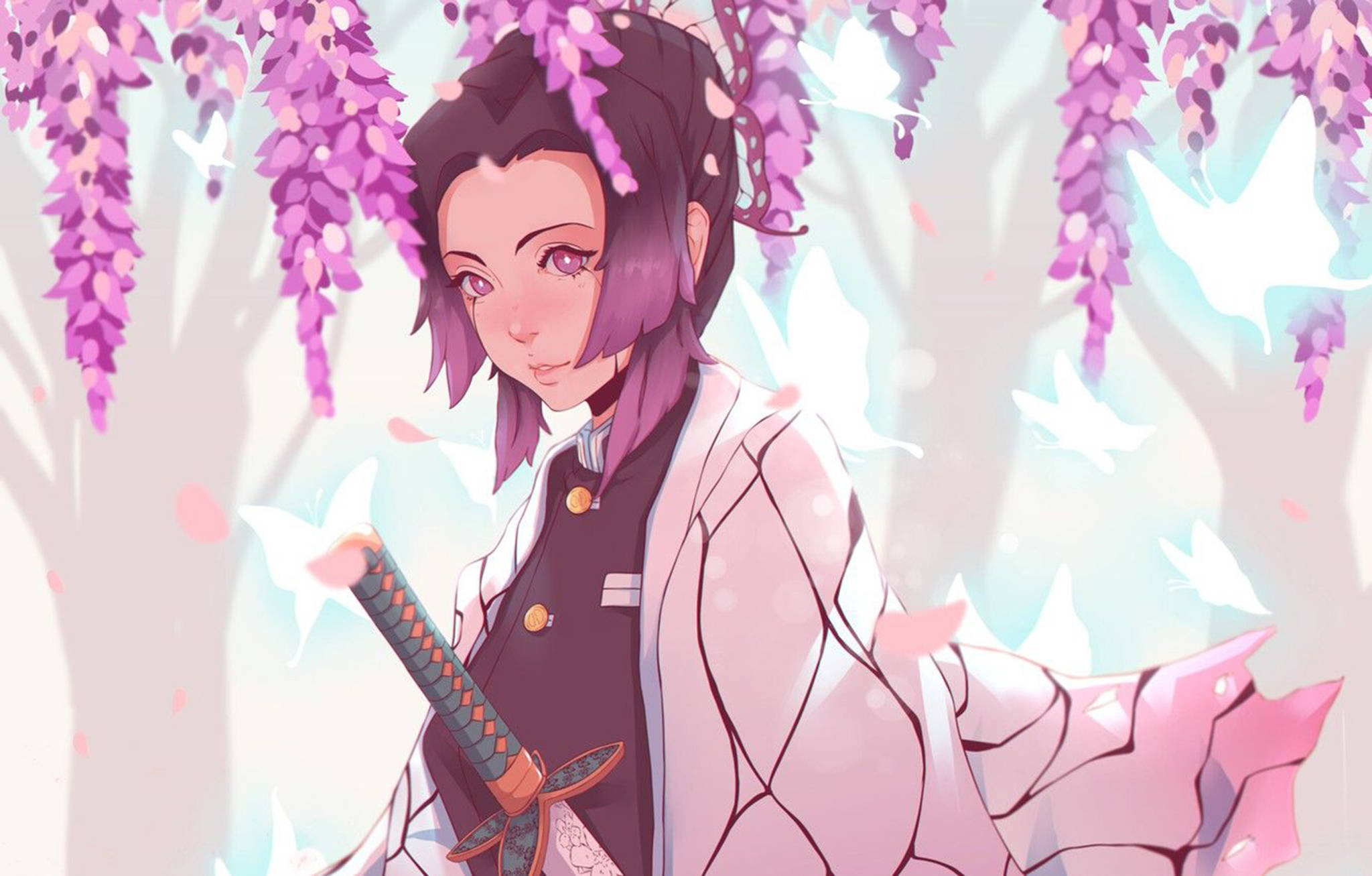 粉色動漫美學 桌布 壁紙 — 一位年輕的動漫女孩，紫色頭髮，穿著和服，在垂落的紫藤花下持劍。