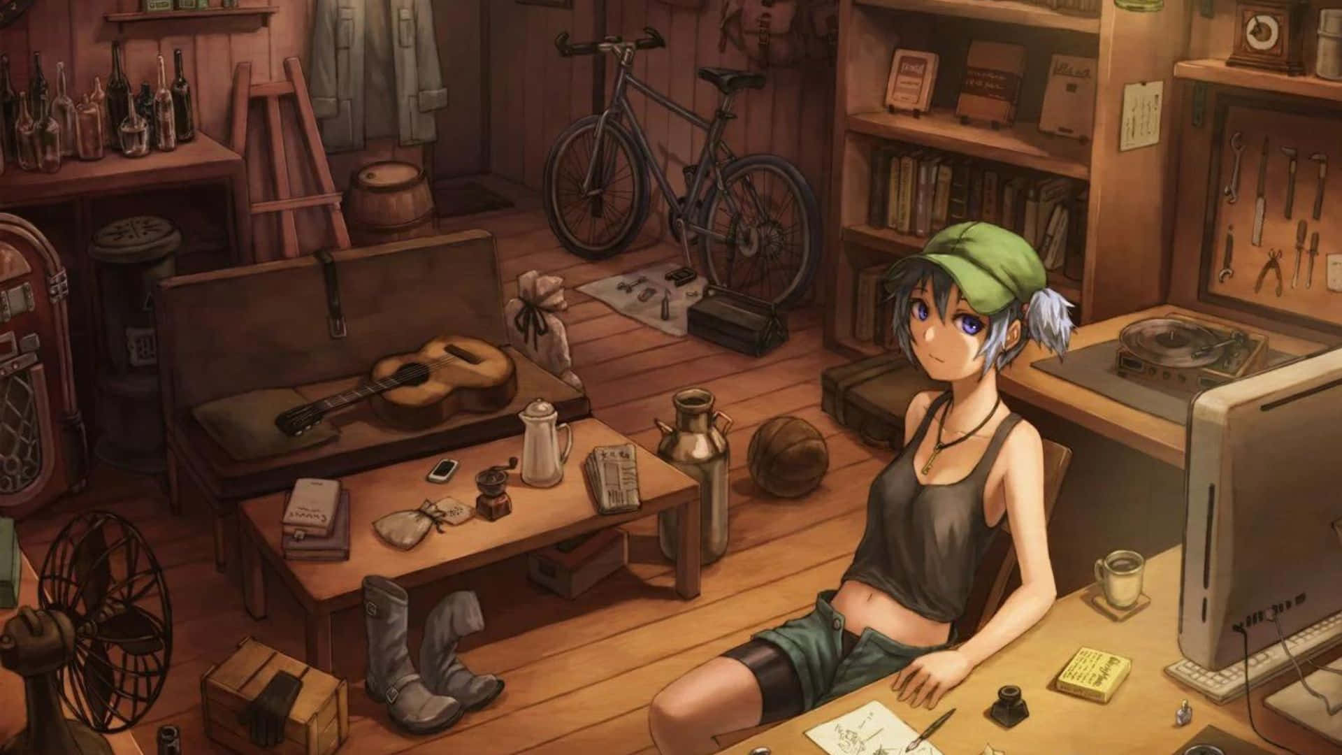 Aesthetic Anime Bedroom 桌布 壁紙 — 一位年輕的動漫女孩，藍眼睛，戴著綠色帽子，坐在一張雜亂的木桌旁，身處一個舒適、溫暖照明的鄉村風格工作室，裡面充滿了工具、書籍和一輛自行車。