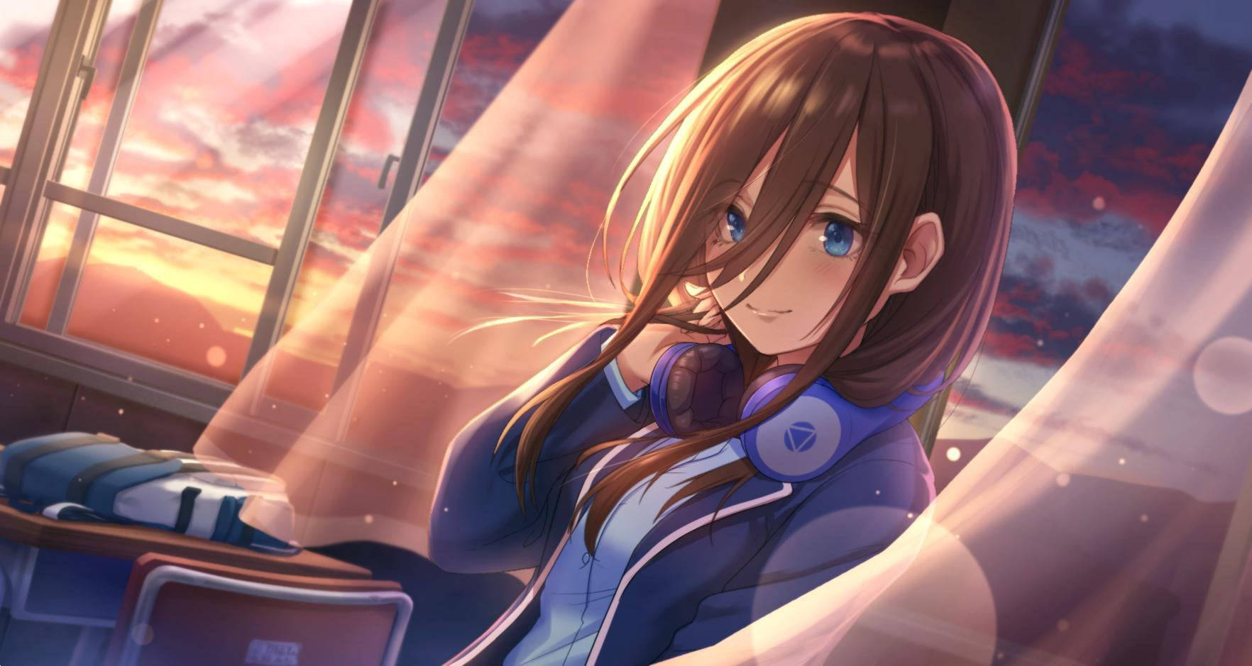 miku 桌布 壁紙 — 一位年輕的動漫女孩，藍眼睛、棕色頭髮，在日落時分靠近窗戶，戴著耳機溫柔地微笑。
