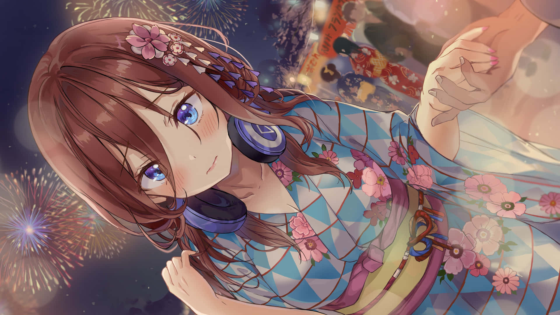 Miku Nakano 桌布 壁紙 — 一位年輕的動漫女孩，藍色眼睛，穿著花卉和服，在煙火於她身後燦爛的夜空綻放時，溫柔地微笑。