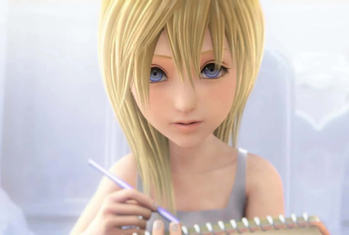 Kingdom Hearts Namine 桌布 壁紙 — 一位年輕的動漫女孩，金髮藍眼，在柔和光線的房間裡拿著鉛筆放在素描本上。