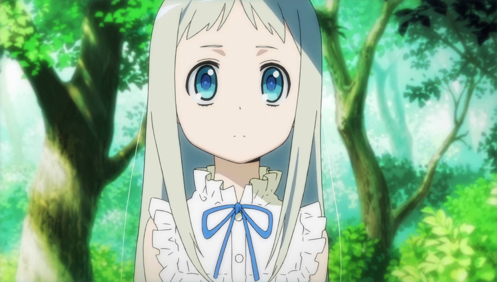 Anohana 桌布 壁紙 — 一位年輕的動漫女孩，銀色頭髮和藍色眼睛，站在陽光明媚的森林中，穿著帶有藍色蝴蝶結的白色襯衫。