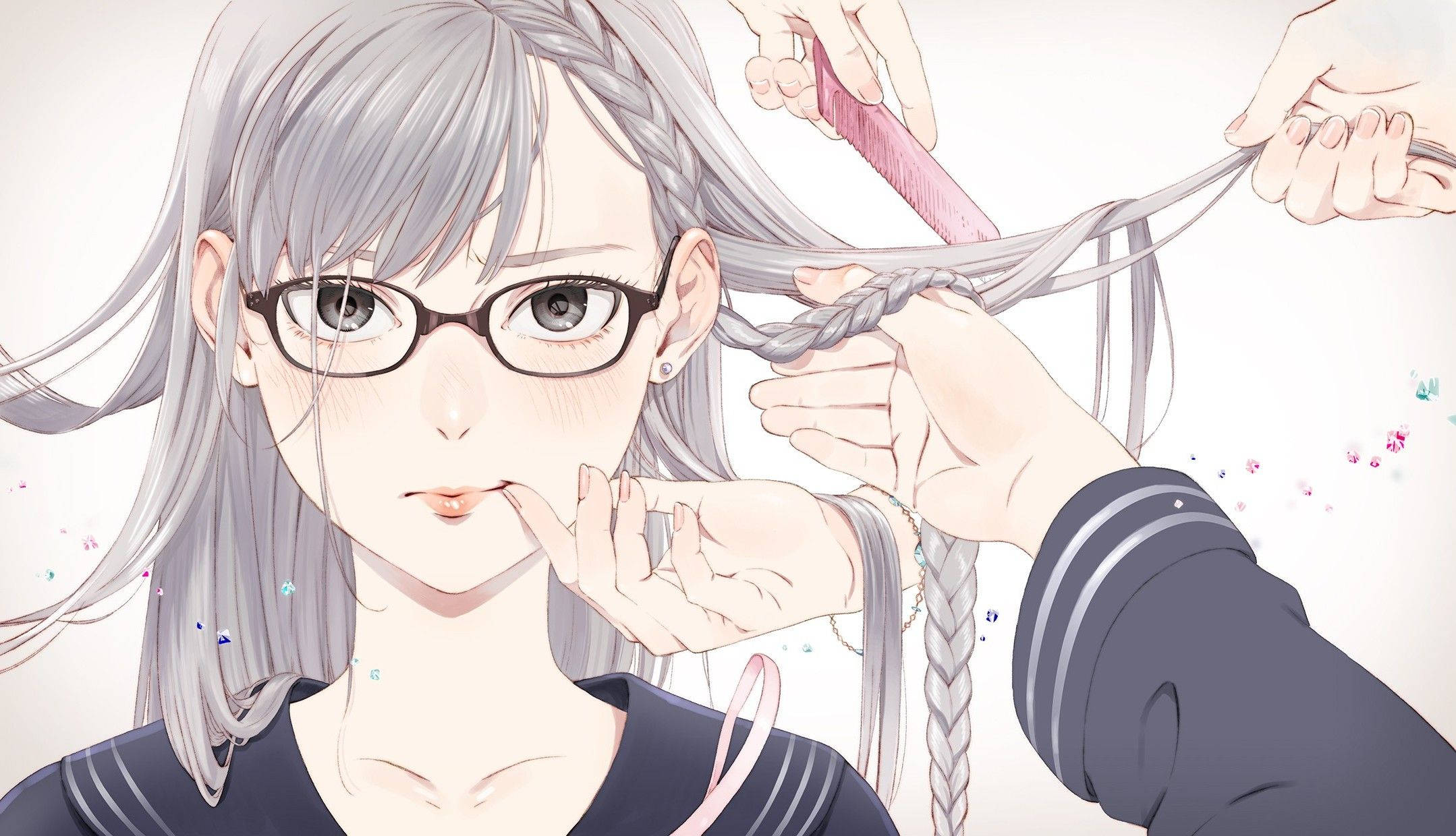 Girly Cartoon 桌布 壁紙 — 一位年輕的動漫女孩，銀色頭髮戴著眼鏡，在柔和的粉彩背景中被手編辮子。