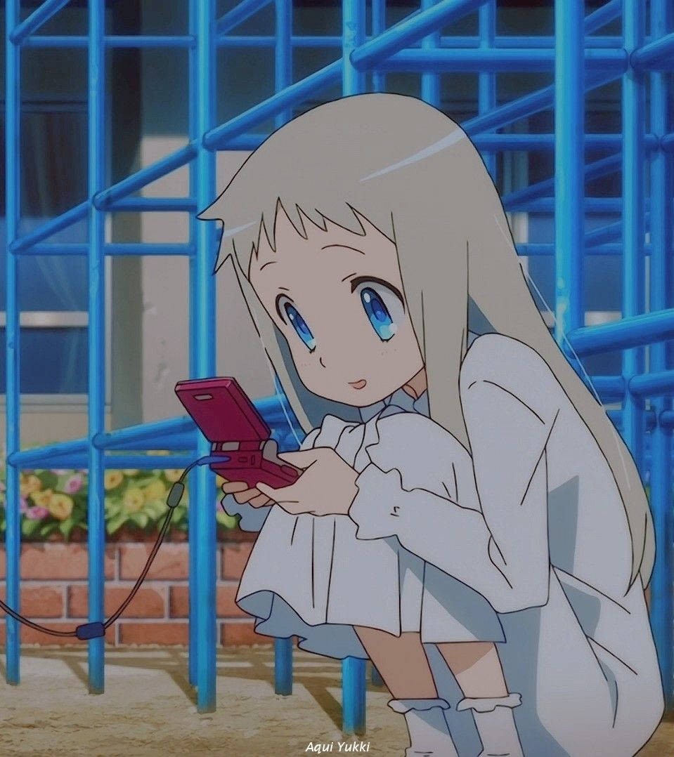 Anohana 桌布 壁紙 — 一位年輕的動漫女孩，銀髮藍眼，蹲在戶外，手持粉紅色摺疊手機，靠著藍色金屬圍欄。