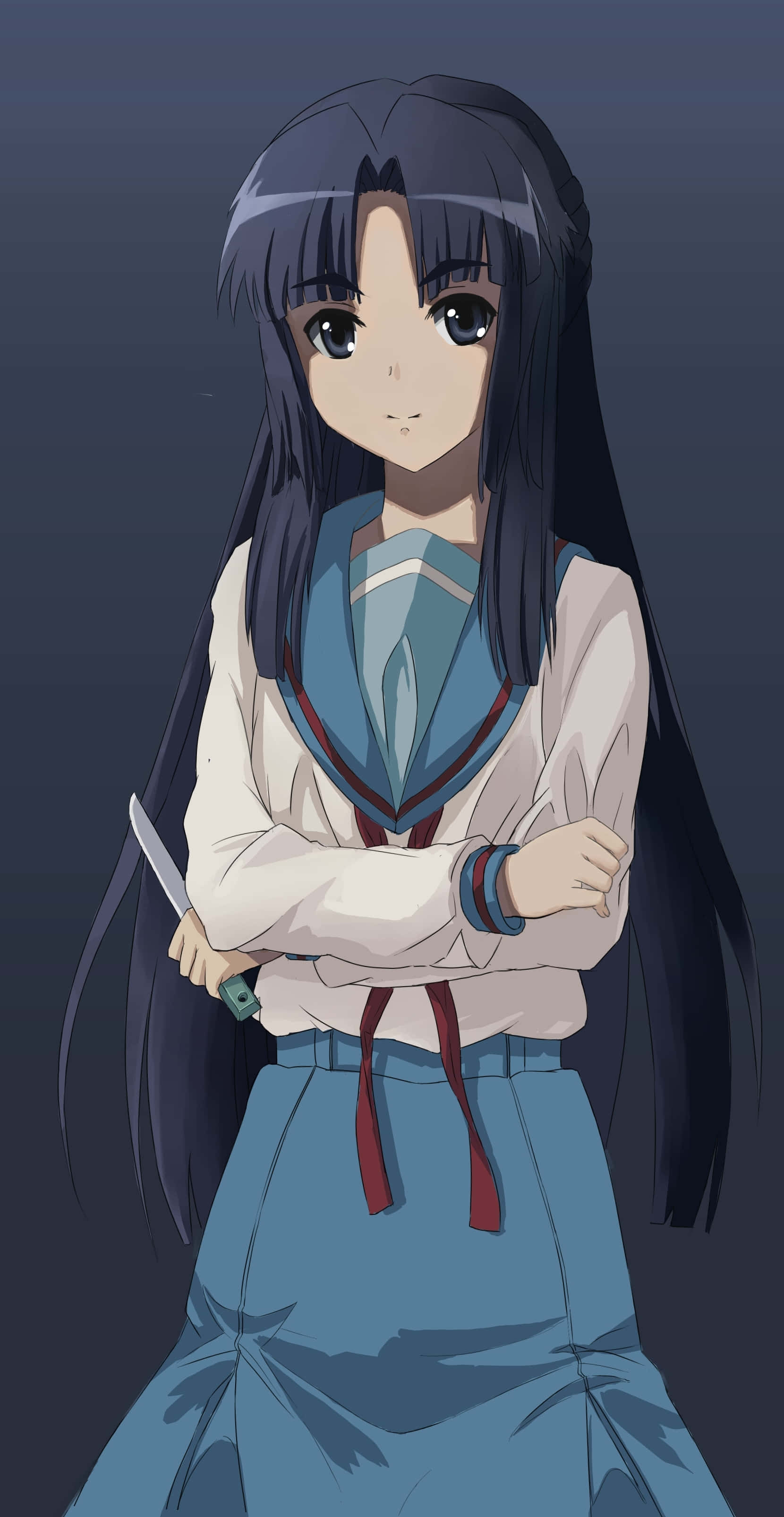 Ryoko Asakura 桌布 壁紙 — 一位年輕的動漫女孩，長著深色長髮，穿著藍色水手服，站在深灰色背景前，手持一把刀。