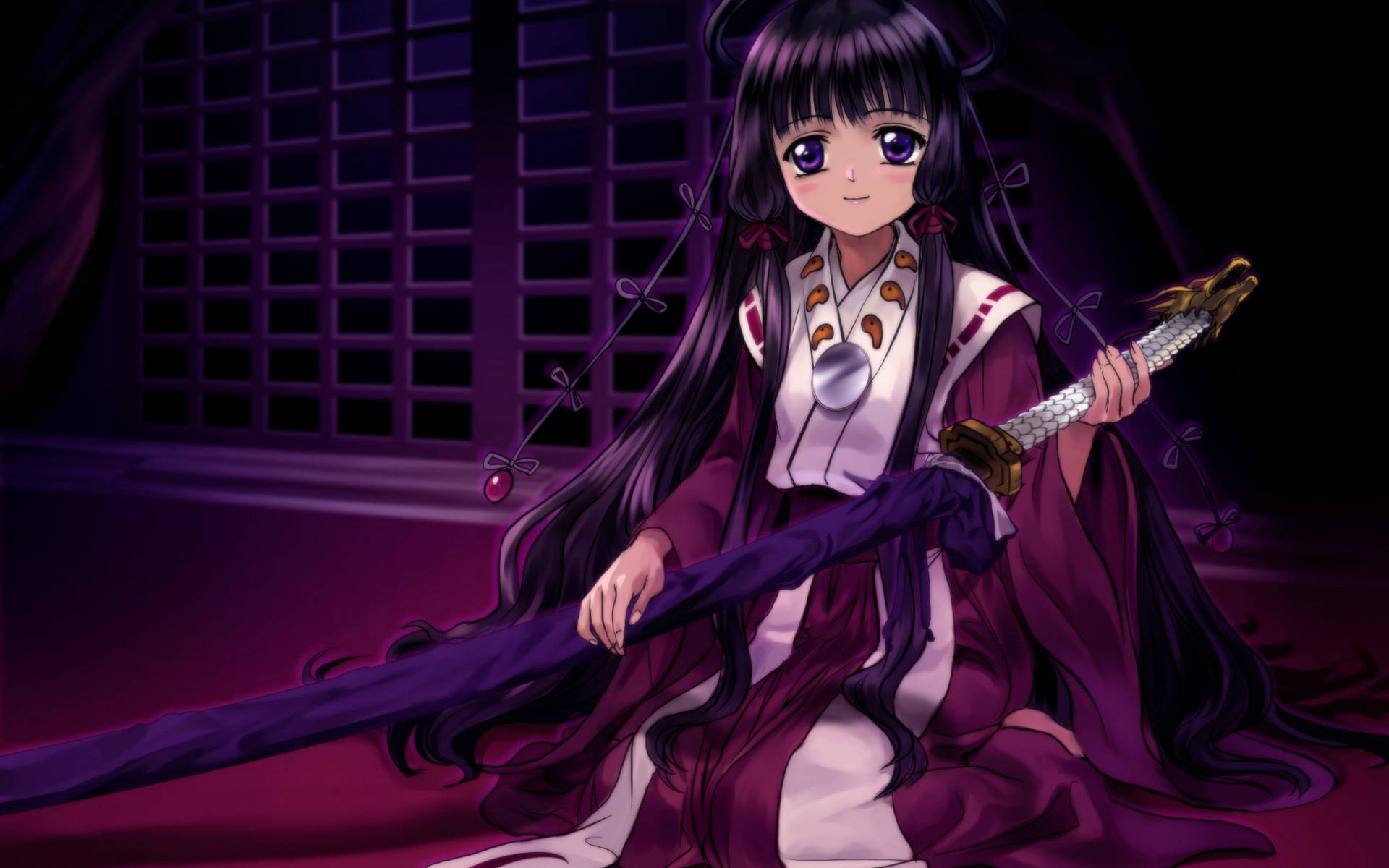 tsubasa reservoir chronicle 桌布 壁紙 — 一位年輕的動漫女孩，長著深色長髮，優雅地坐著，手持一把武士刀，在一個昏暗的房間裡沐浴在紫色燈光中。