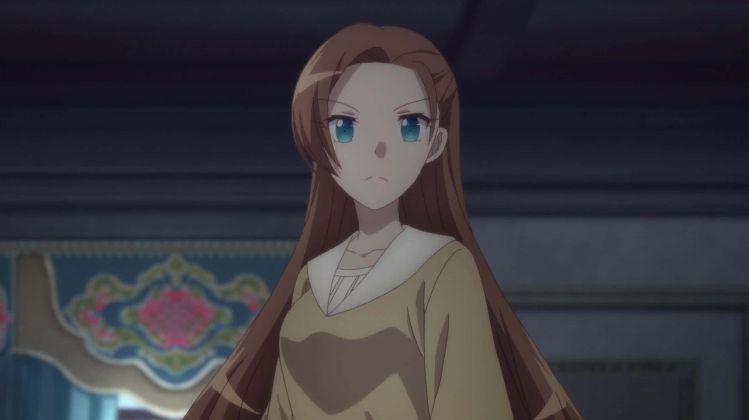 My Next Life As A Villainess All Routes Lead To Doom 桌布 壁紙 — 一位年輕的動漫女孩，長長棕色頭髮和藍色眼睛，穿著米色傳統風格連衣裙，在光線昏暗的房間裡，裝飾著華麗的花卉裝飾。