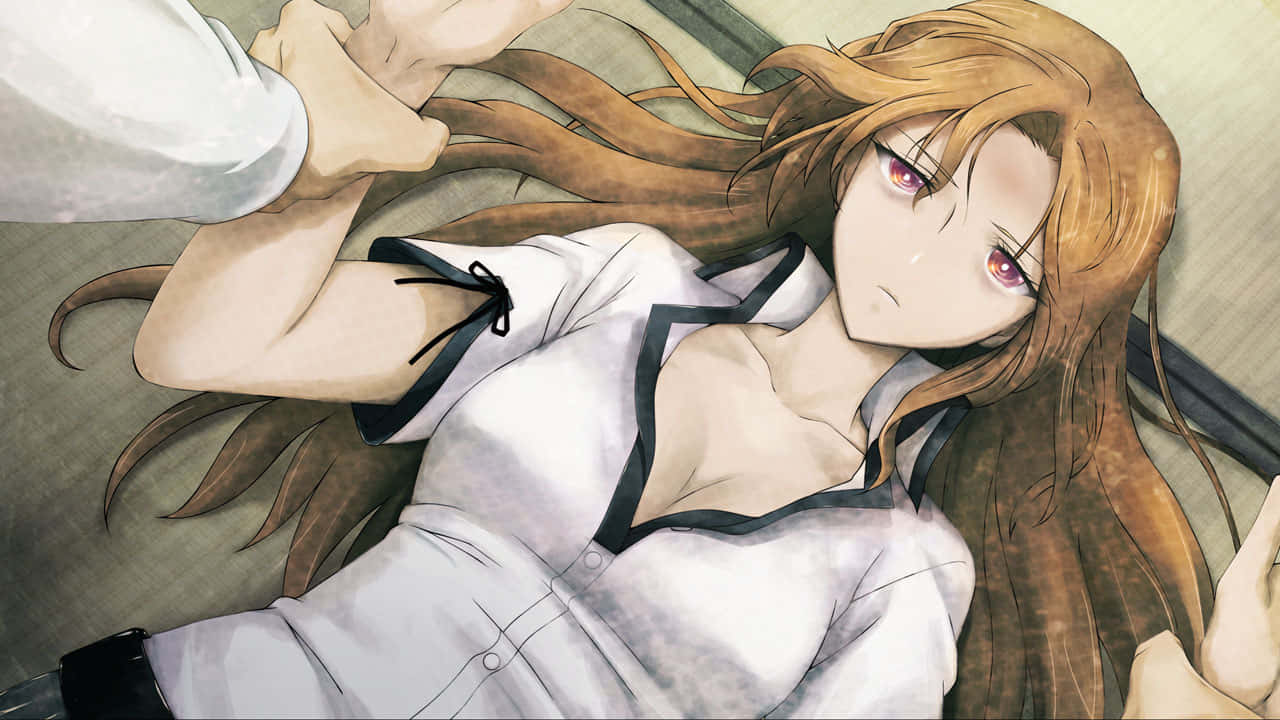 Moeka Kiryu 桌布 壁紙 — 一位年輕的動漫女孩，長長的棕色頭髮和紅色眼睛，仰臥著，穿著一件帶黑色飾邊的白色襯衫。