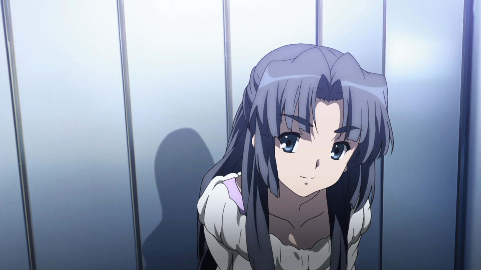 Ryoko Asakura 桌布 壁紙 — 一位年輕的動漫女孩，長長的灰色頭髮和藍色的眼睛，在昏暗的牢房裡從監獄欄杆後面抬頭看。
