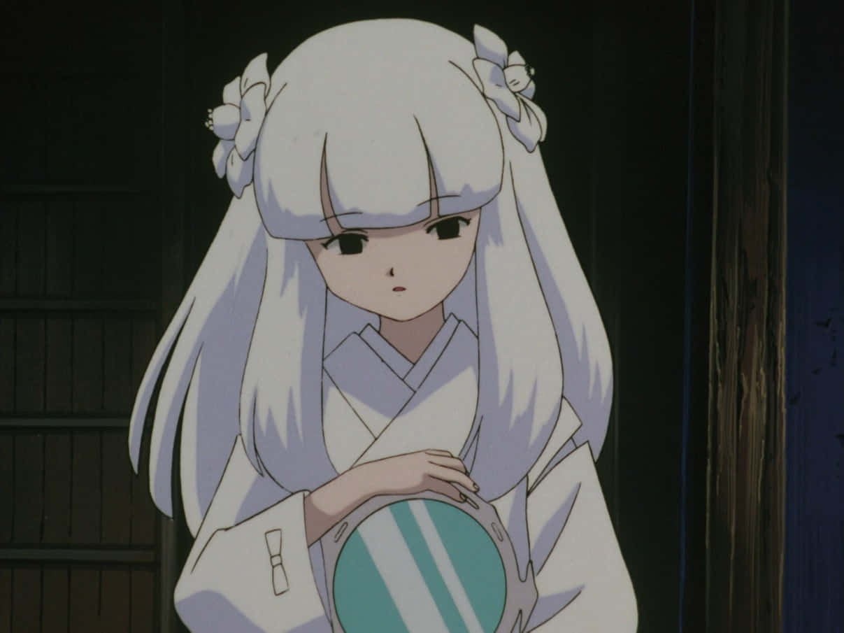 Inuyasha Kanna 桌布 壁紙 — 一位年輕的動漫女孩，長長的白髮上別著花朵髮夾，在昏暗的木房間裡拿著一面圓鏡。